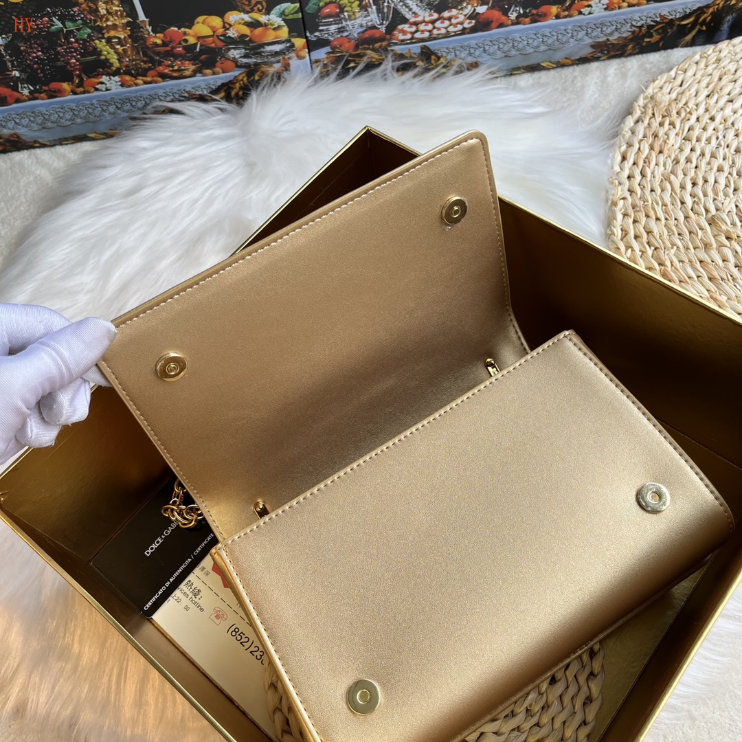 dolce & gabbana dg logo gold clutch bag 21*15*4 - Image 3