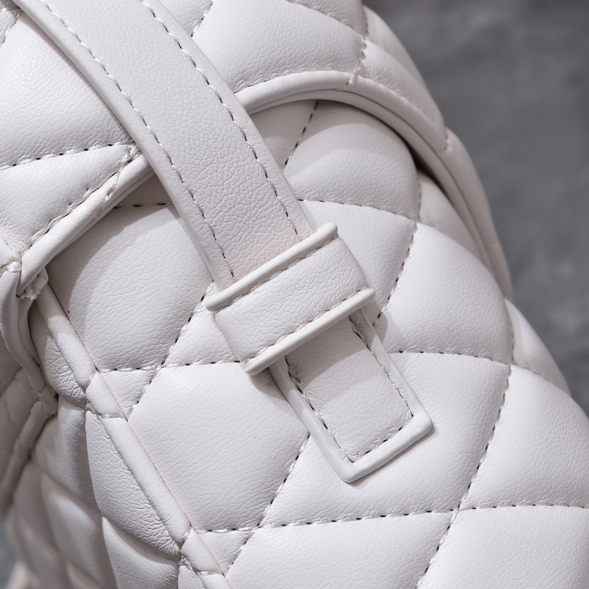 yves saint laurent quilted white bag 19*15*8 - Image 3