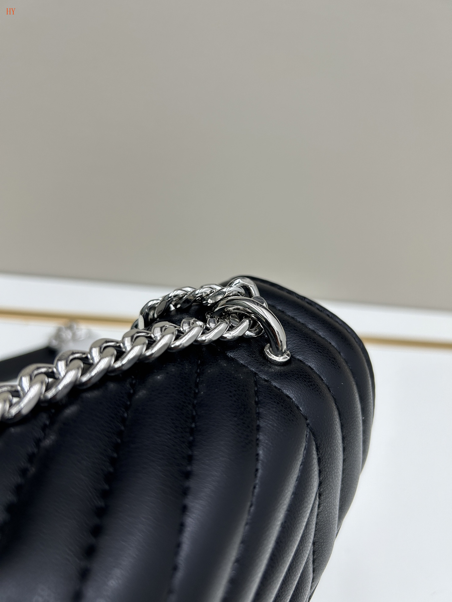 yves saint laurent quilted black leather bag - 22*14*6 - Image 3