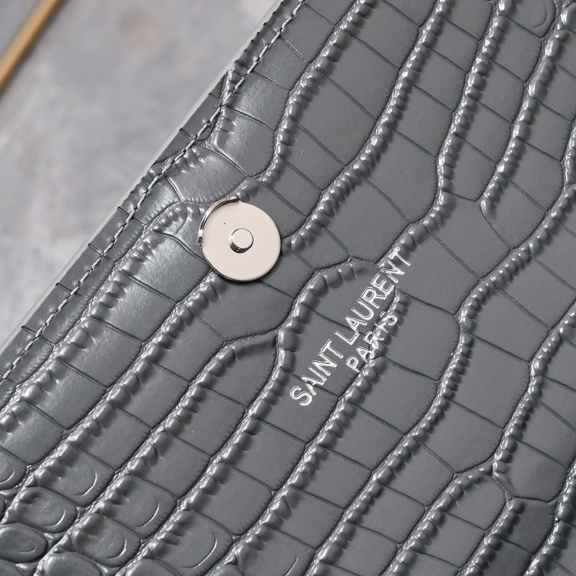 yves saint laurent croc-embossed gray handbag 24*5.5*14.5 - Image 3