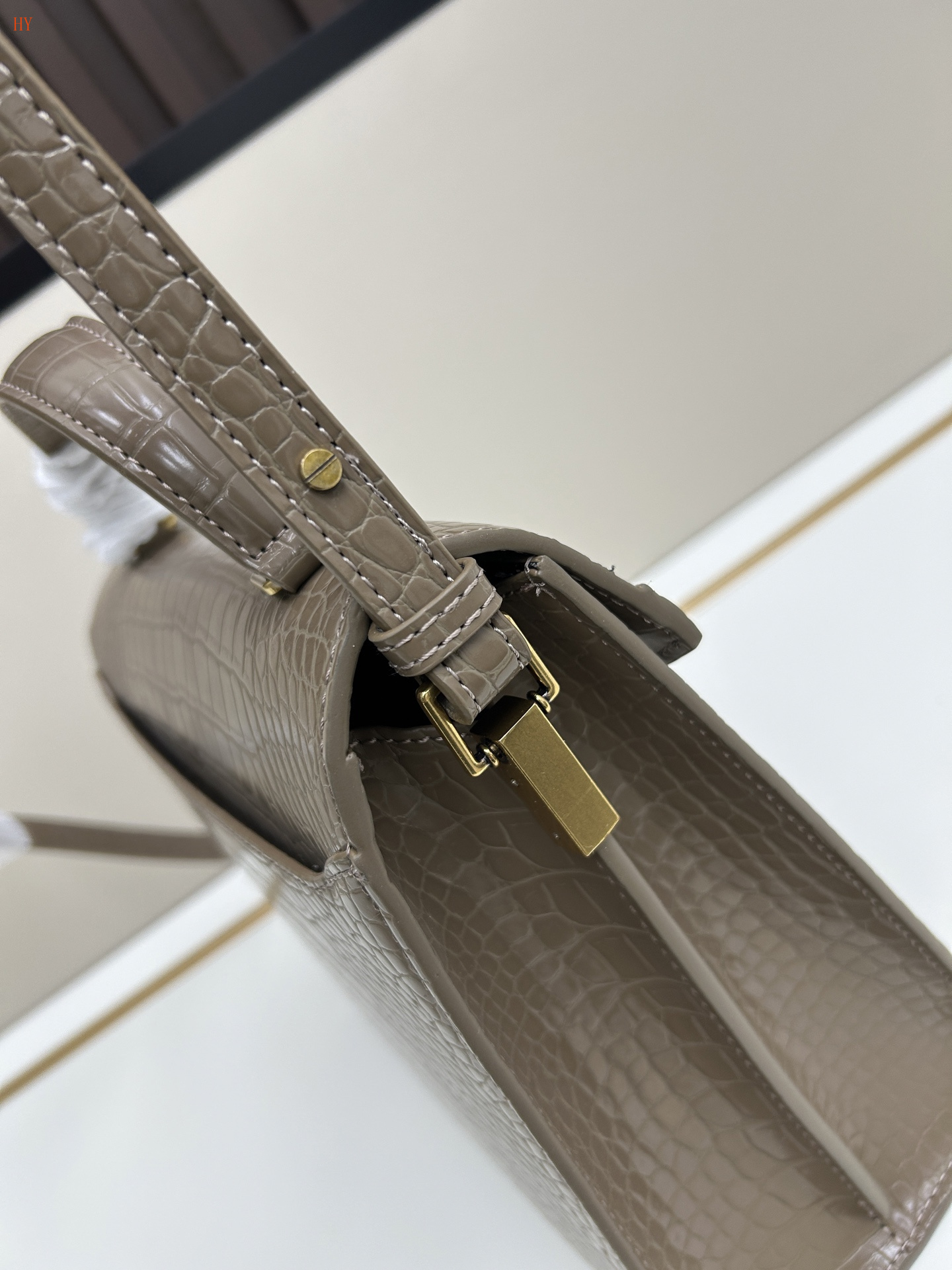 yves saint laurent crocodile-pattern handbag 24x21x11 cm - Image 3