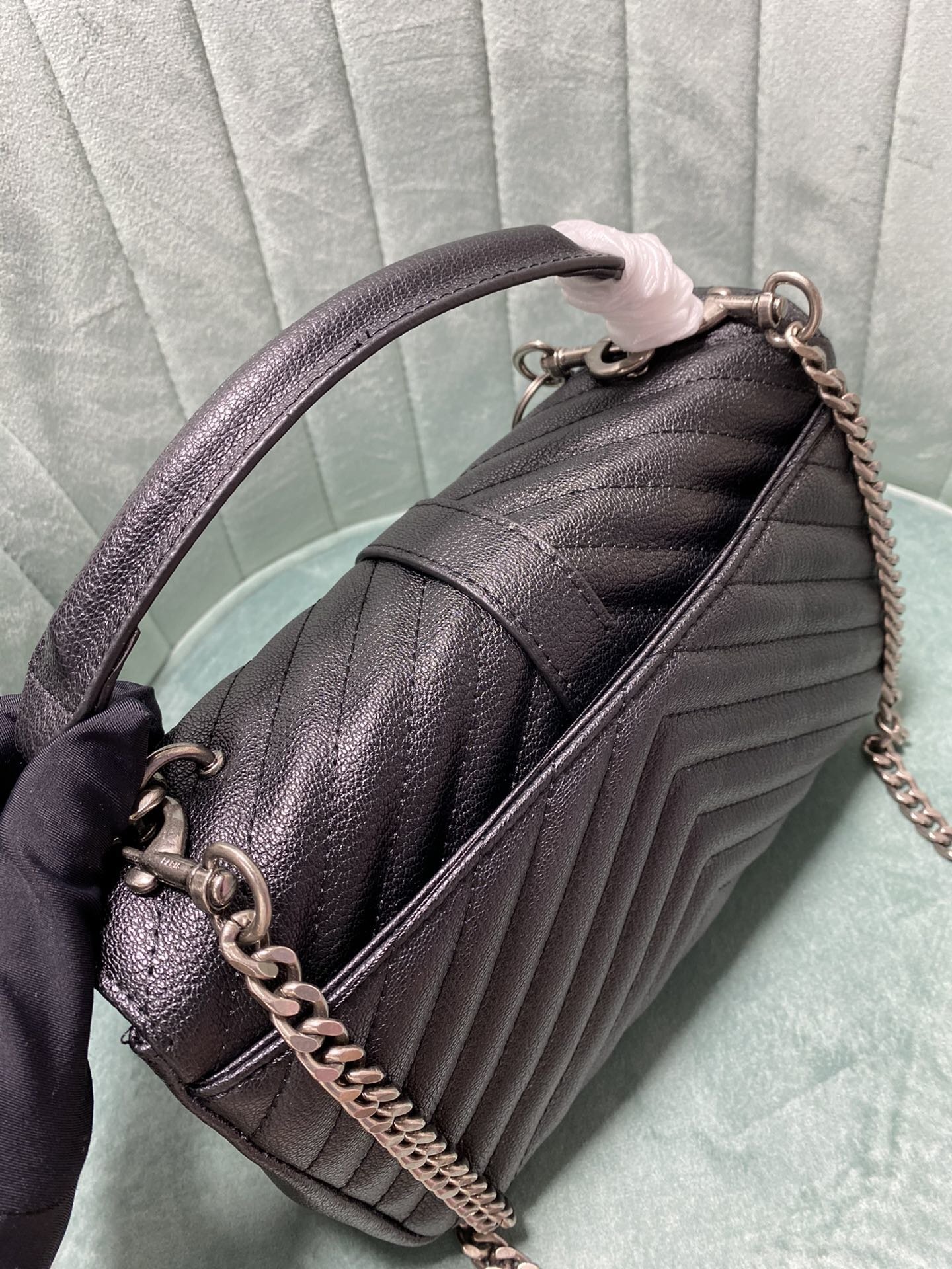 yves saint laurent black quilted handbag 24*18*8.5 - Image 3