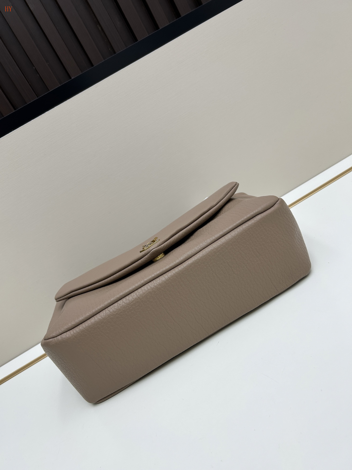yves saint laurent 28x19x9 cm beige leather handbag - Image 3