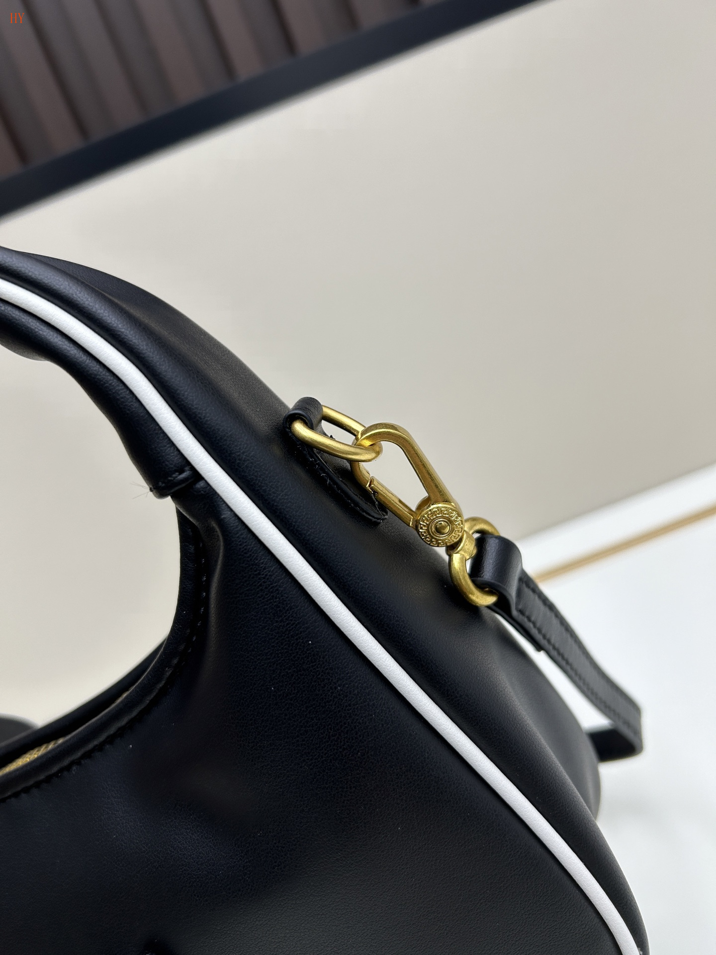 miu miu black handbag 24x19x7 cm - Image 3