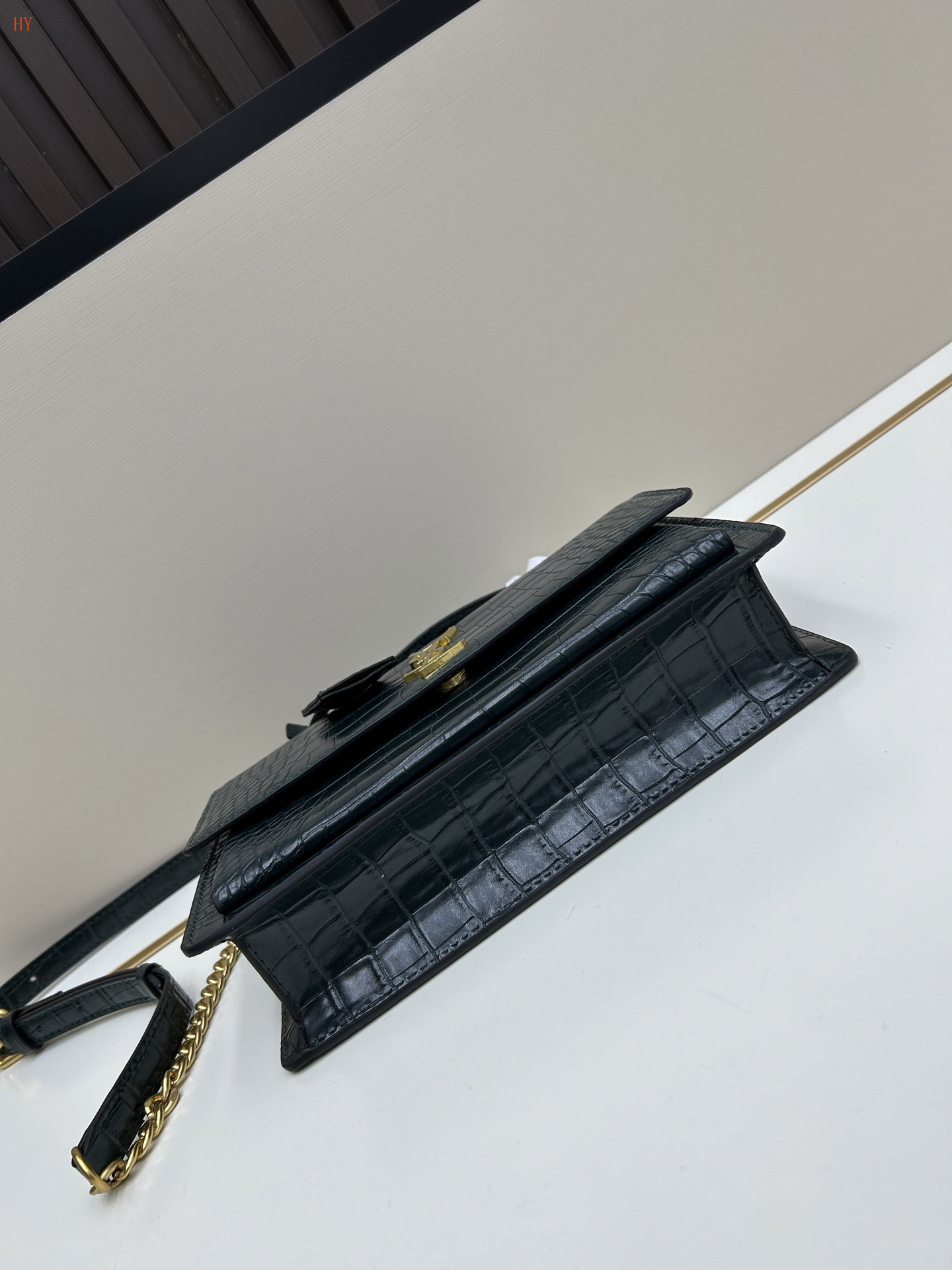 yves saint laurent crocodile-pattern bag 25*17*6 cm - Image 3