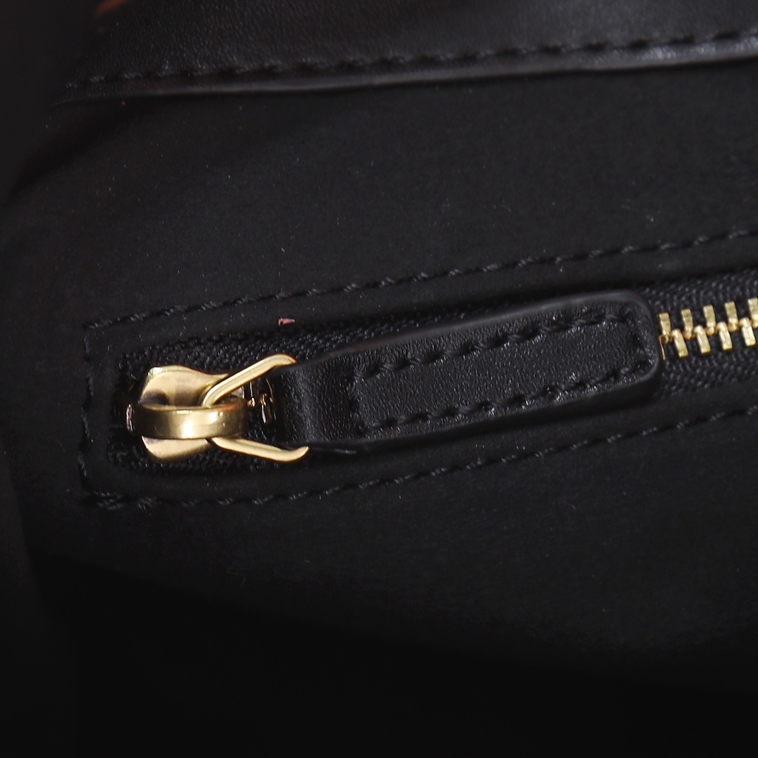 yves saint laurent black handbag 24.5*16*6 - Image 3