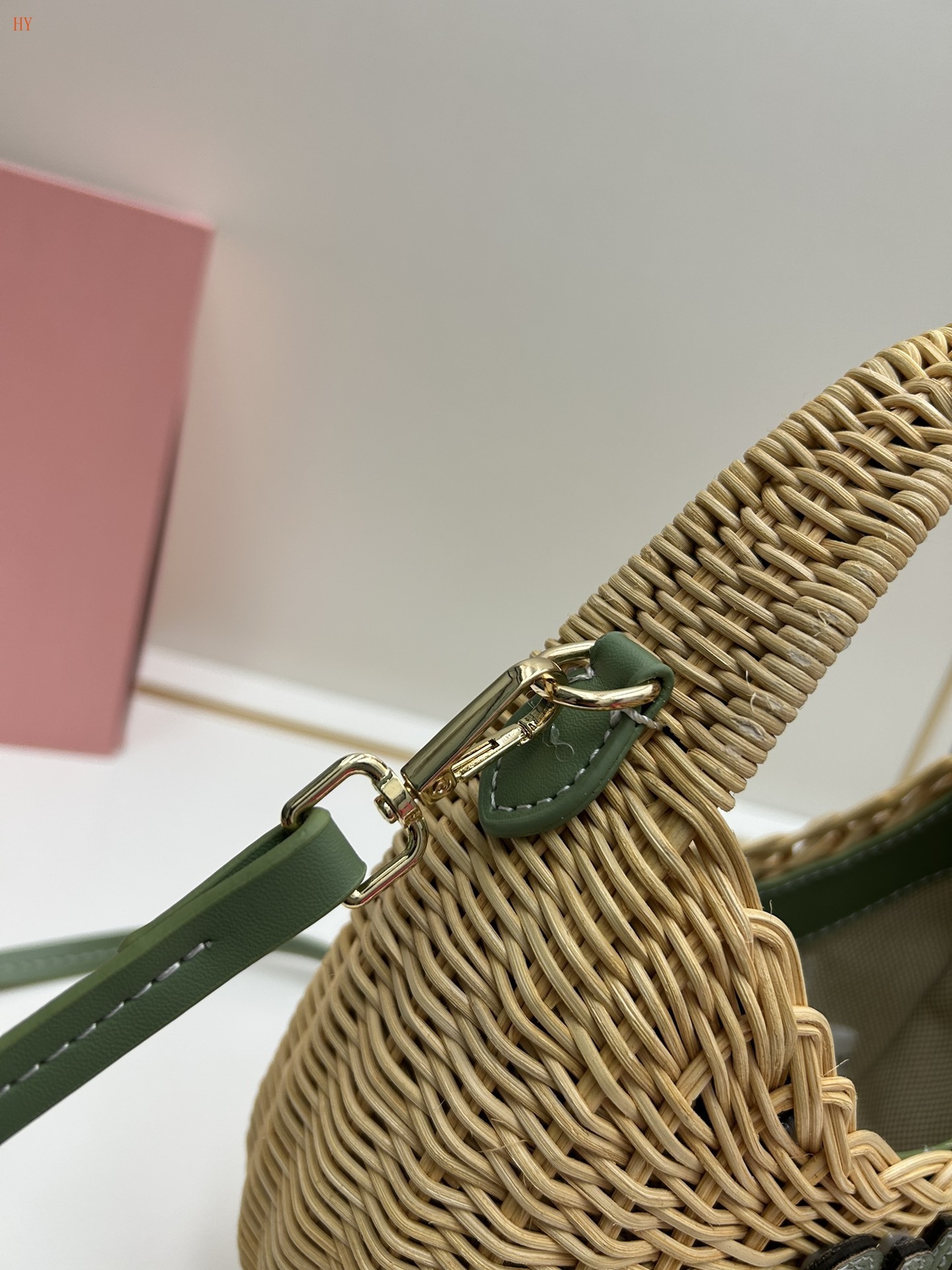 miu miu woven bag 20x14x6 cm - stylish & chic - Image 3