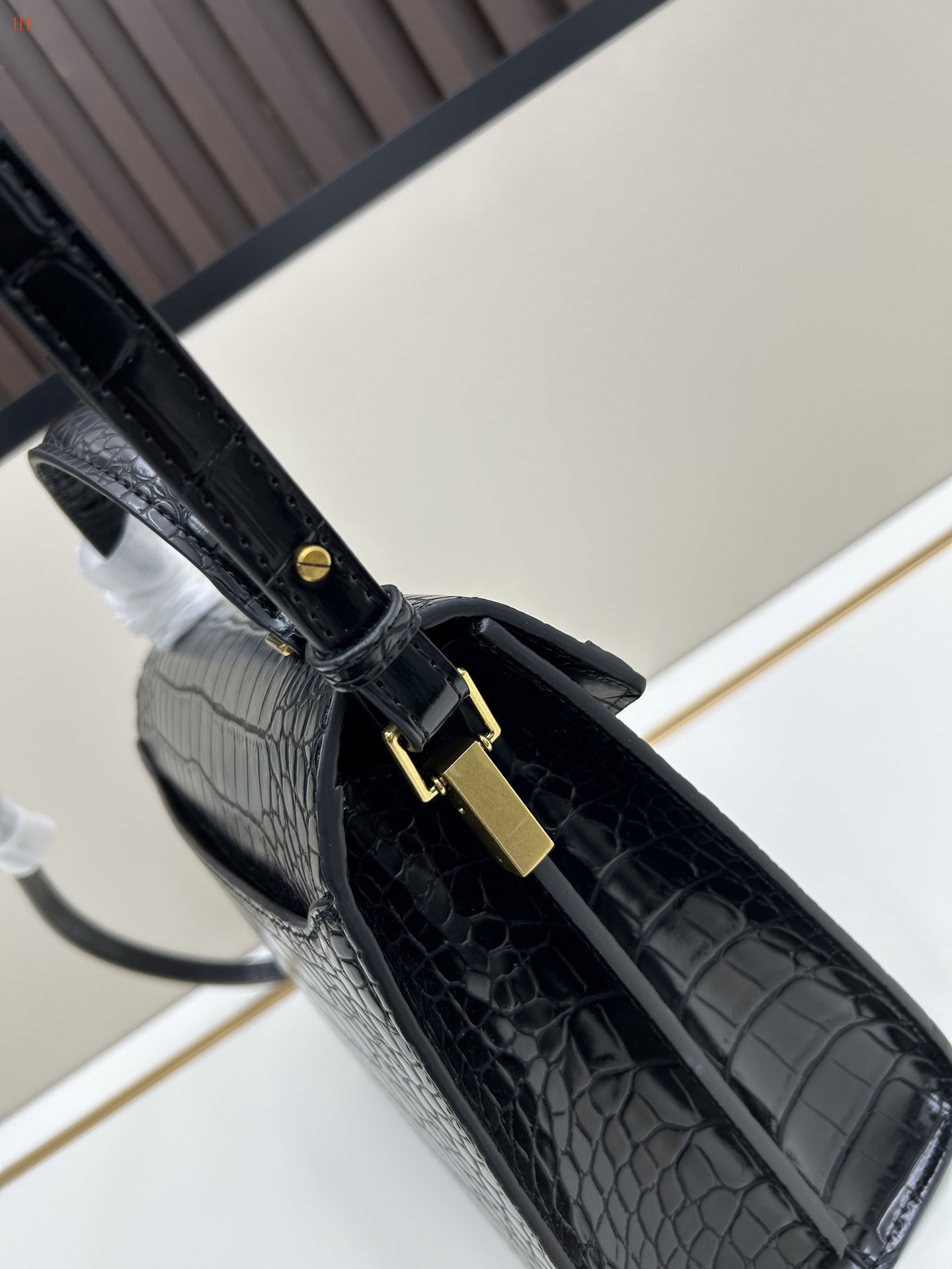 yves saint laurent crocodile-effect handbag 24*21*11 cm - Image 3
