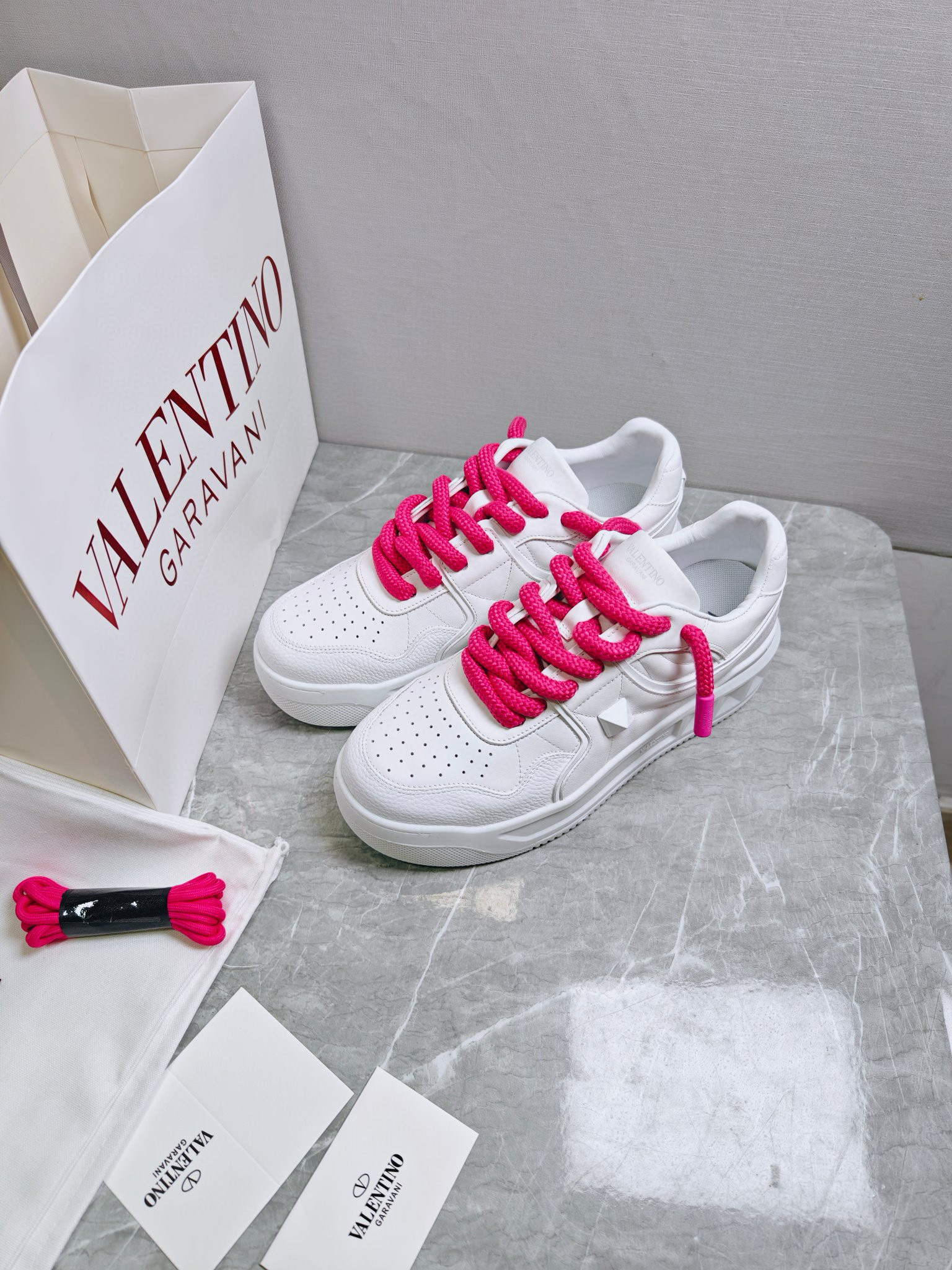 valentino unisex sneakers with pink laces, size 35/44 - Image 3