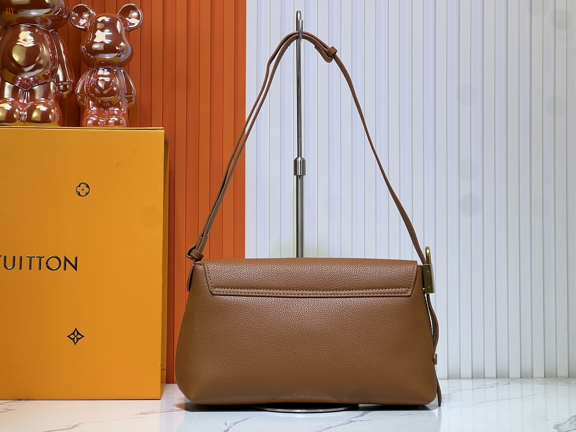 louis vuitton 30*18*12 handbag - model 118022 - Image 4