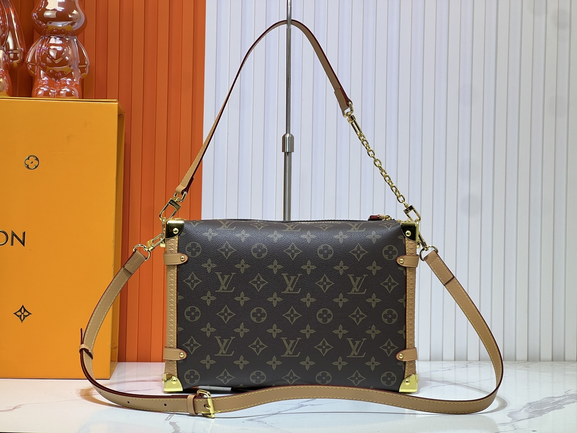 louis vuitton monogram shoulder bag 30*20*10 - Image 4