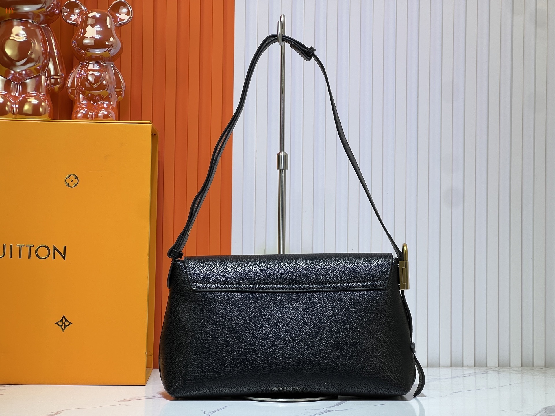 louis vuitton black leather crossbody bag 30*18*12 - Image 4