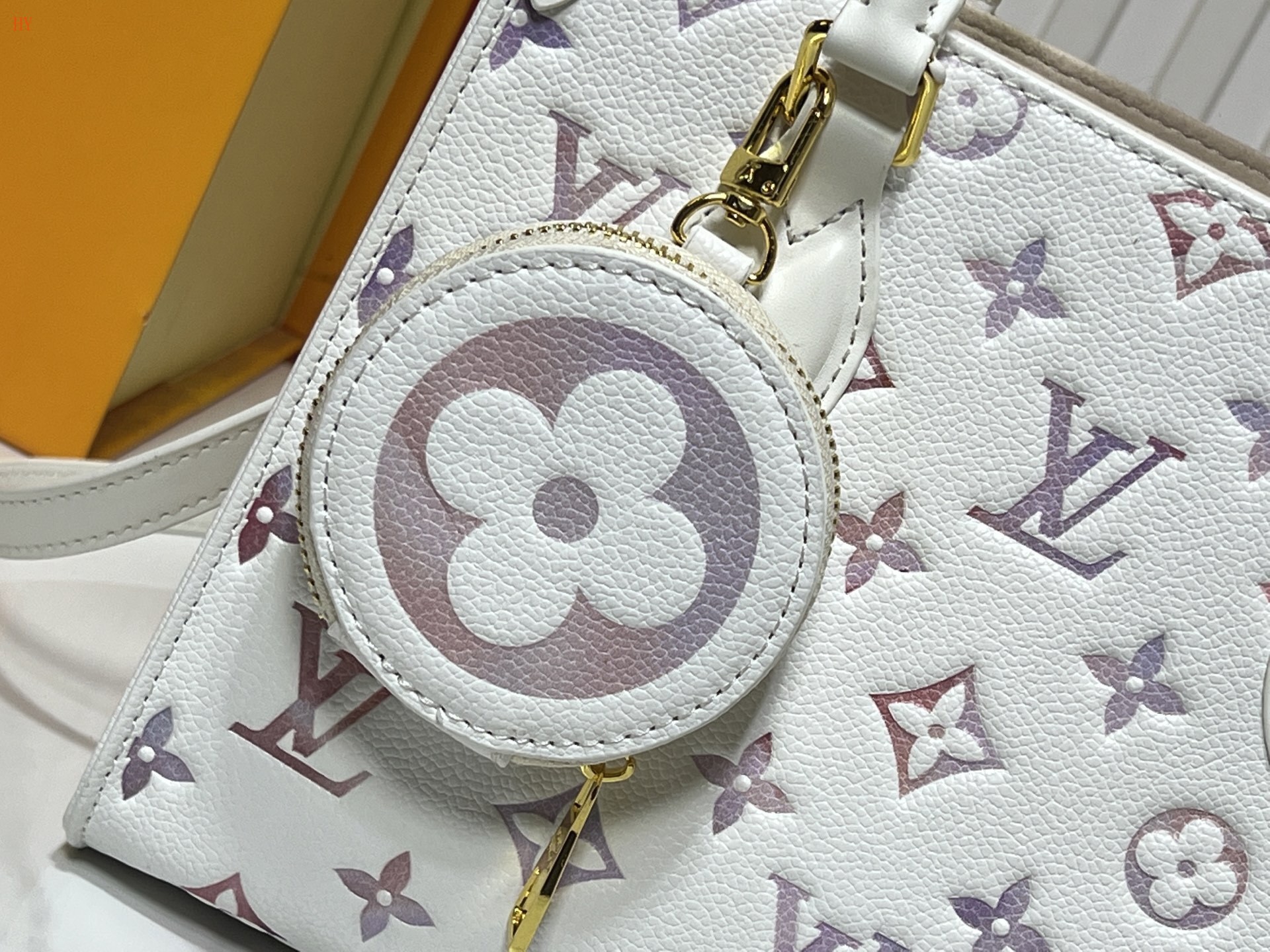 louis vuitton white monogram canvas handbag 25*19*11.5 - Image 4