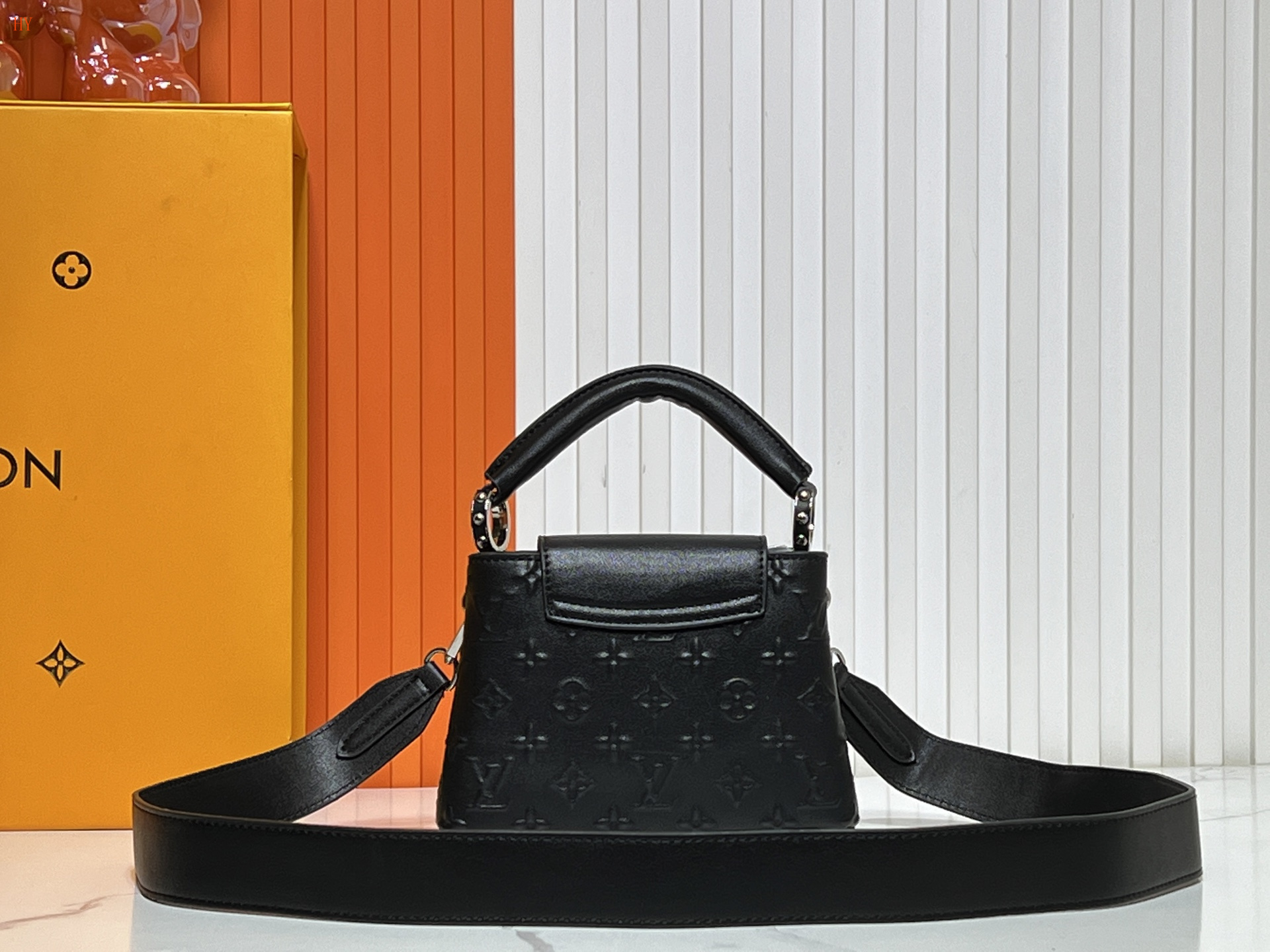 louis vuitton black mini bag 21*14*8 cm, model 118052 - Image 4