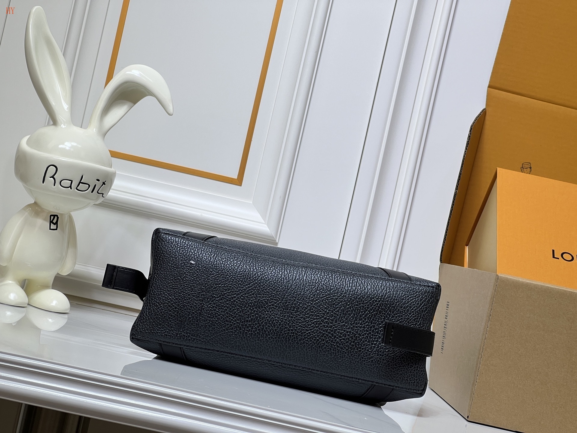 louis vuitton black leather handbag 38*15*15 - Image 4