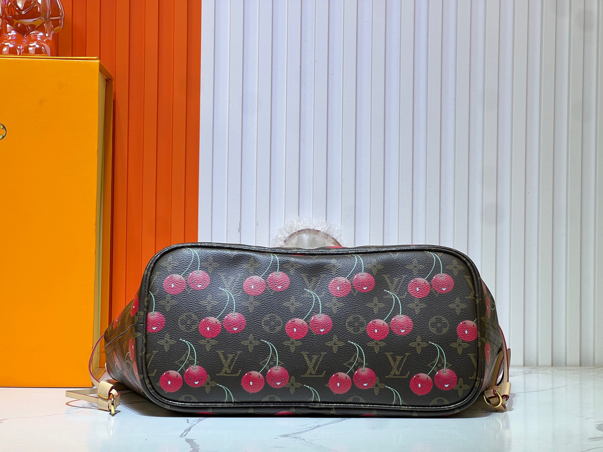 louis vuitton cherry print tote bag 31x28x14 cm - Image 4