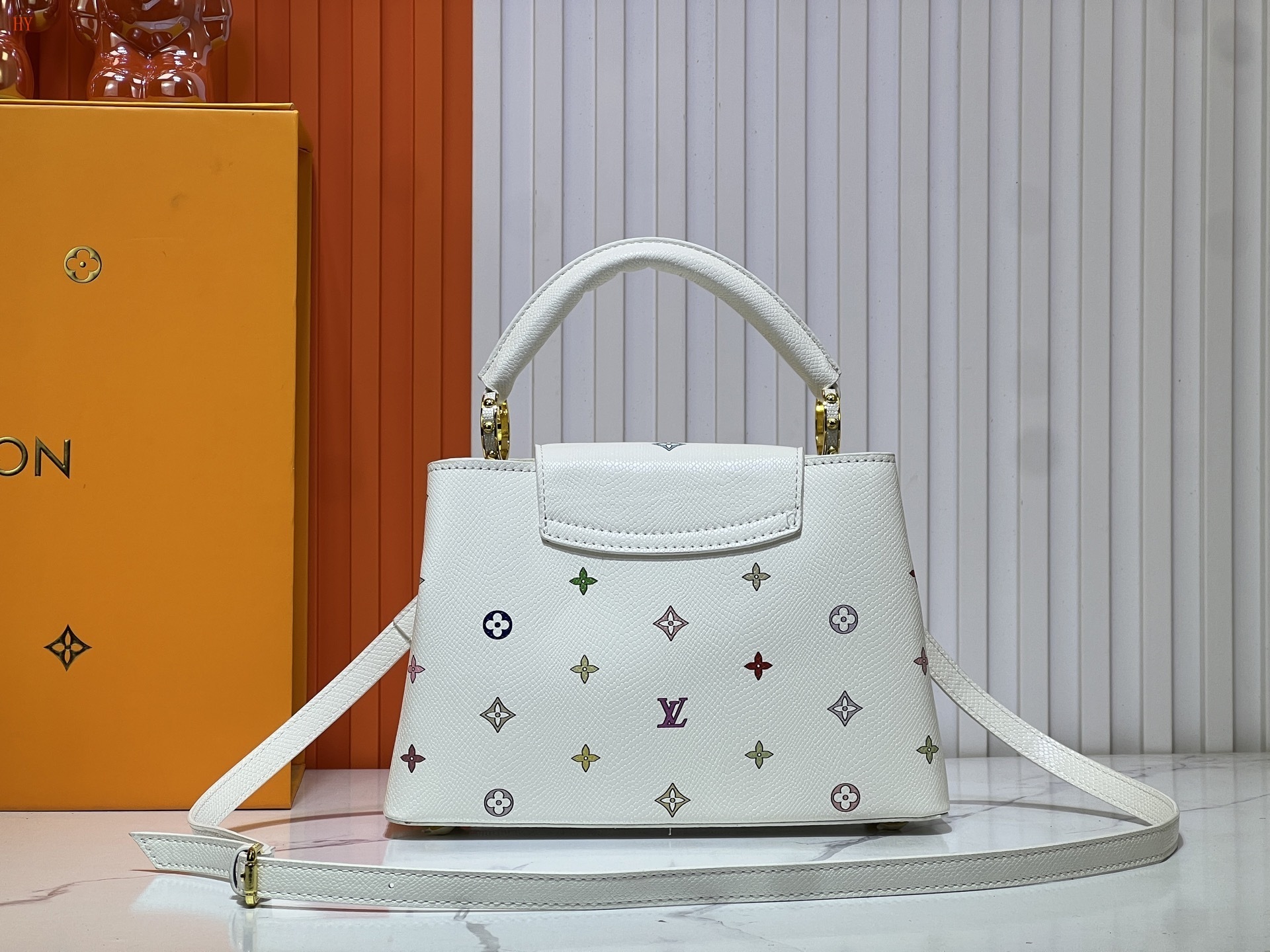 louis vuitton white monogram canvas handbag 27x17x9 - Image 4
