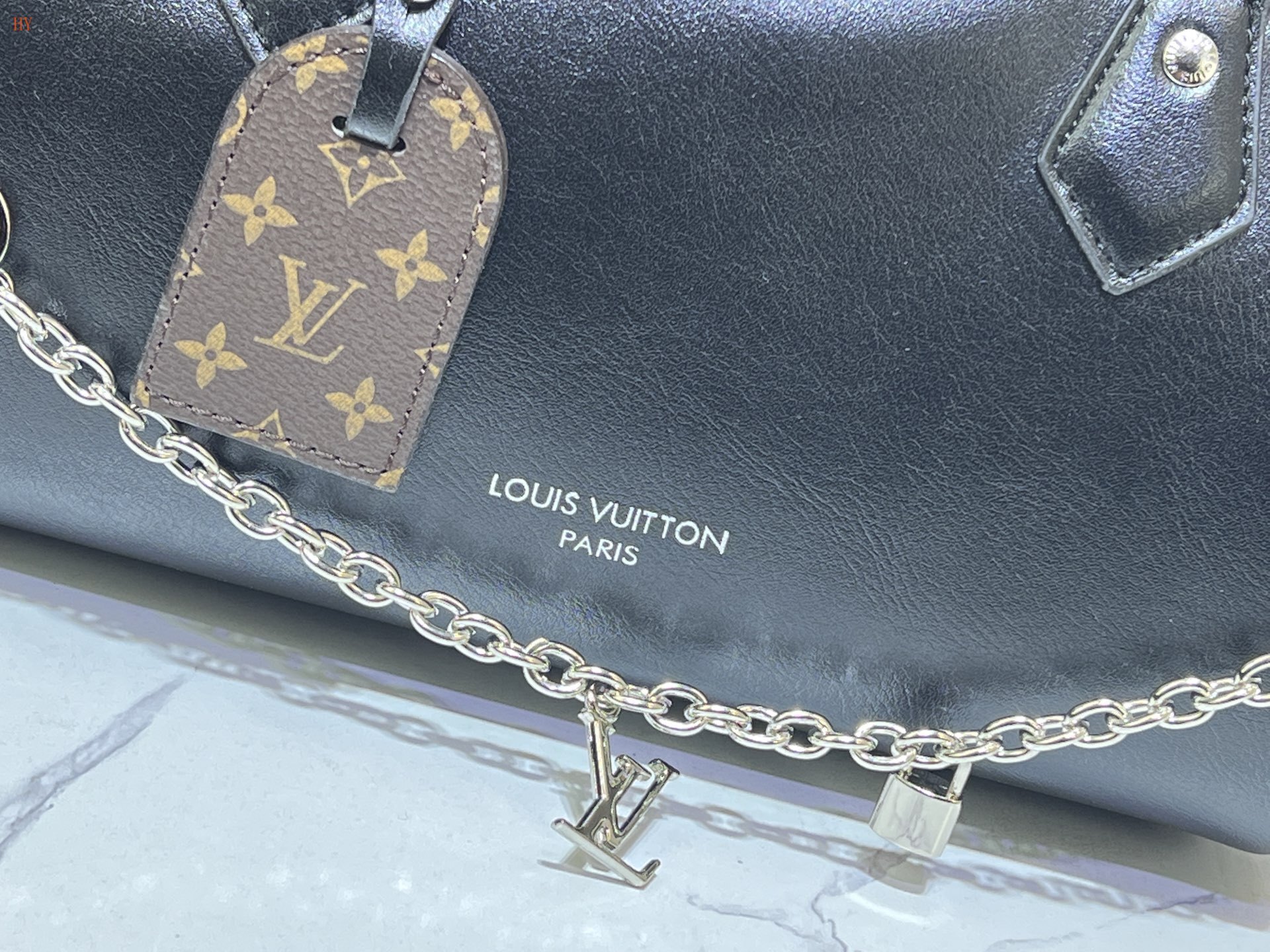 louis vuitton black handbag 28x17x12 cm - Image 4