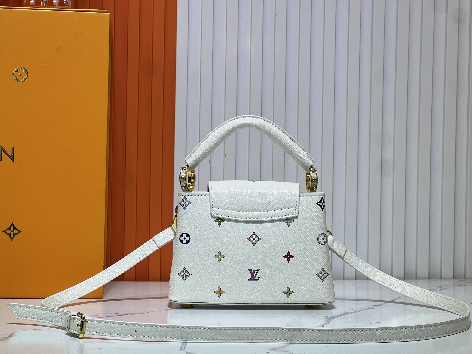 louis vuitton white mini bag 21*14*8 - Image 4