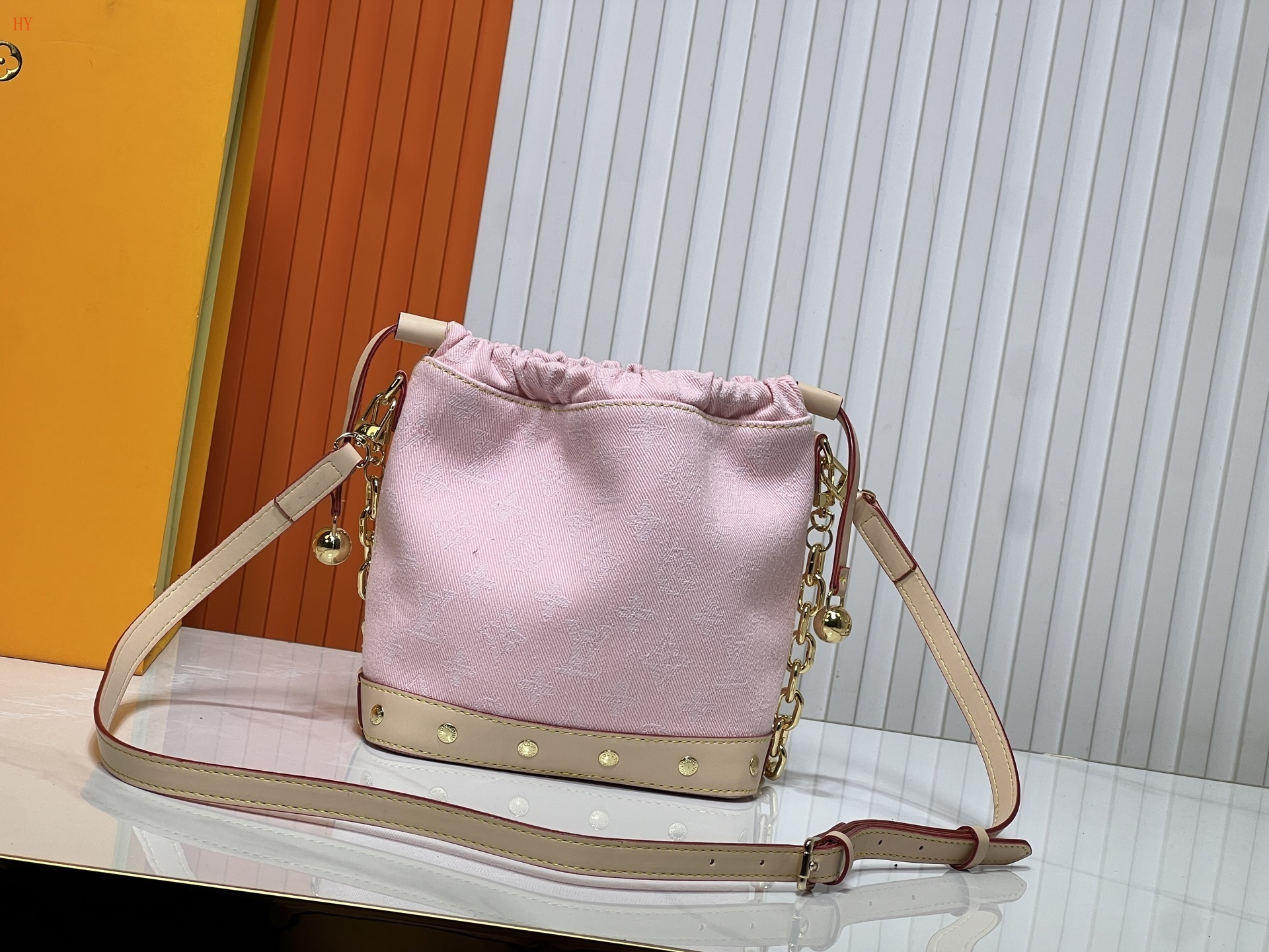 louis vuitton pink drawstring bag with chain strap - Image 4