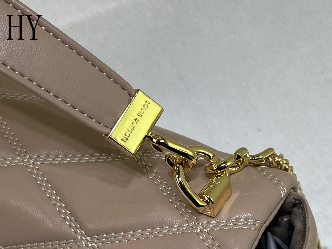 louis vuitton quilted handbag 23x16x10 cm - Image 4