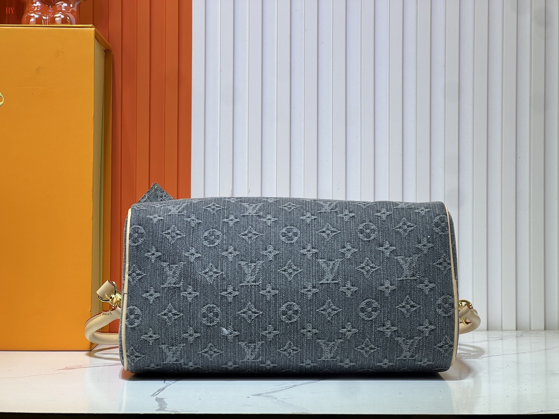louis vuitton monogram canvas handbag 30*21*17 - Image 4