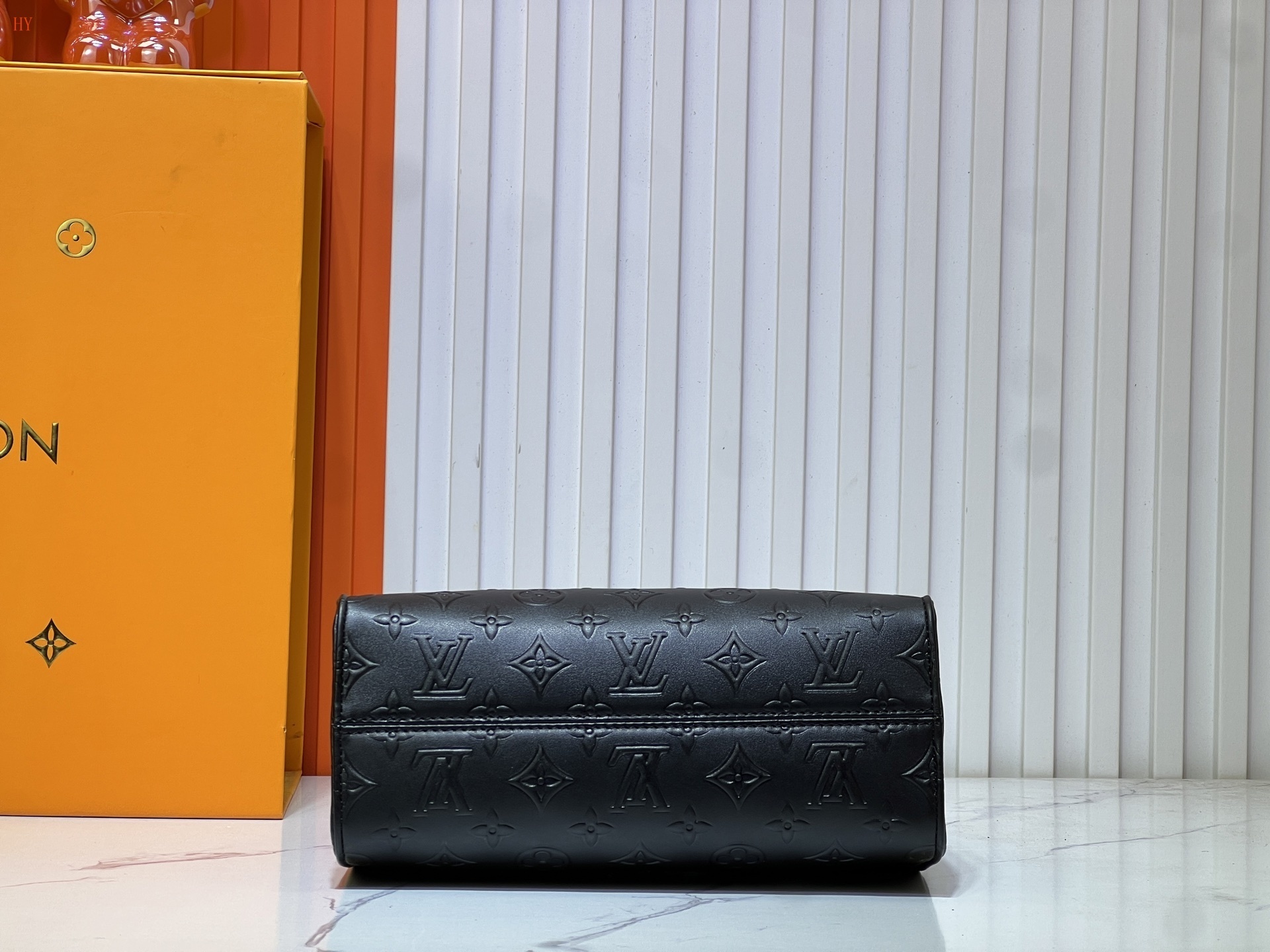 louis vuitton black handbag 25*13*10 - Image 4