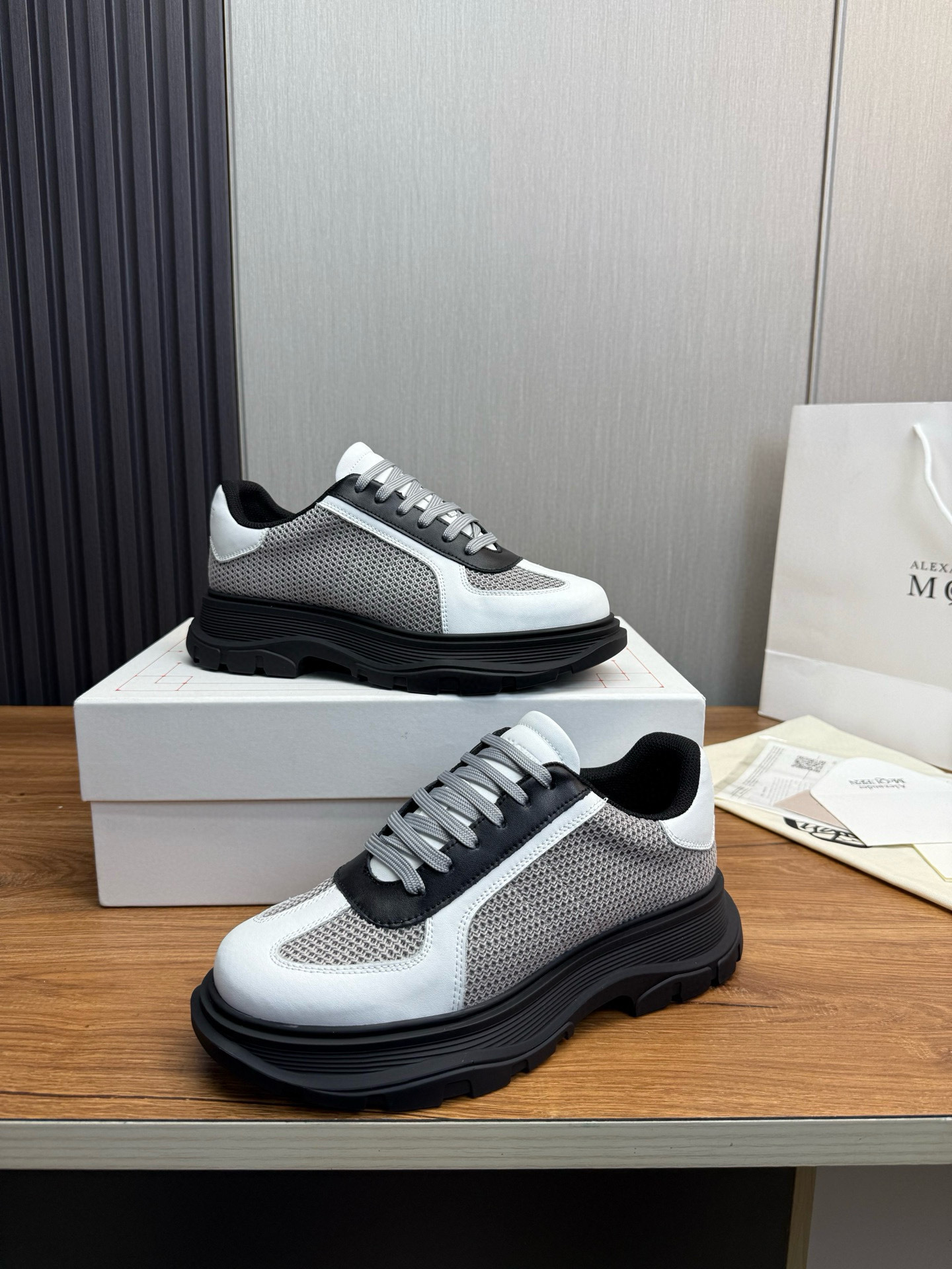 alexander mcqueen unisex sneakers 35/44 - black & white - Image 4