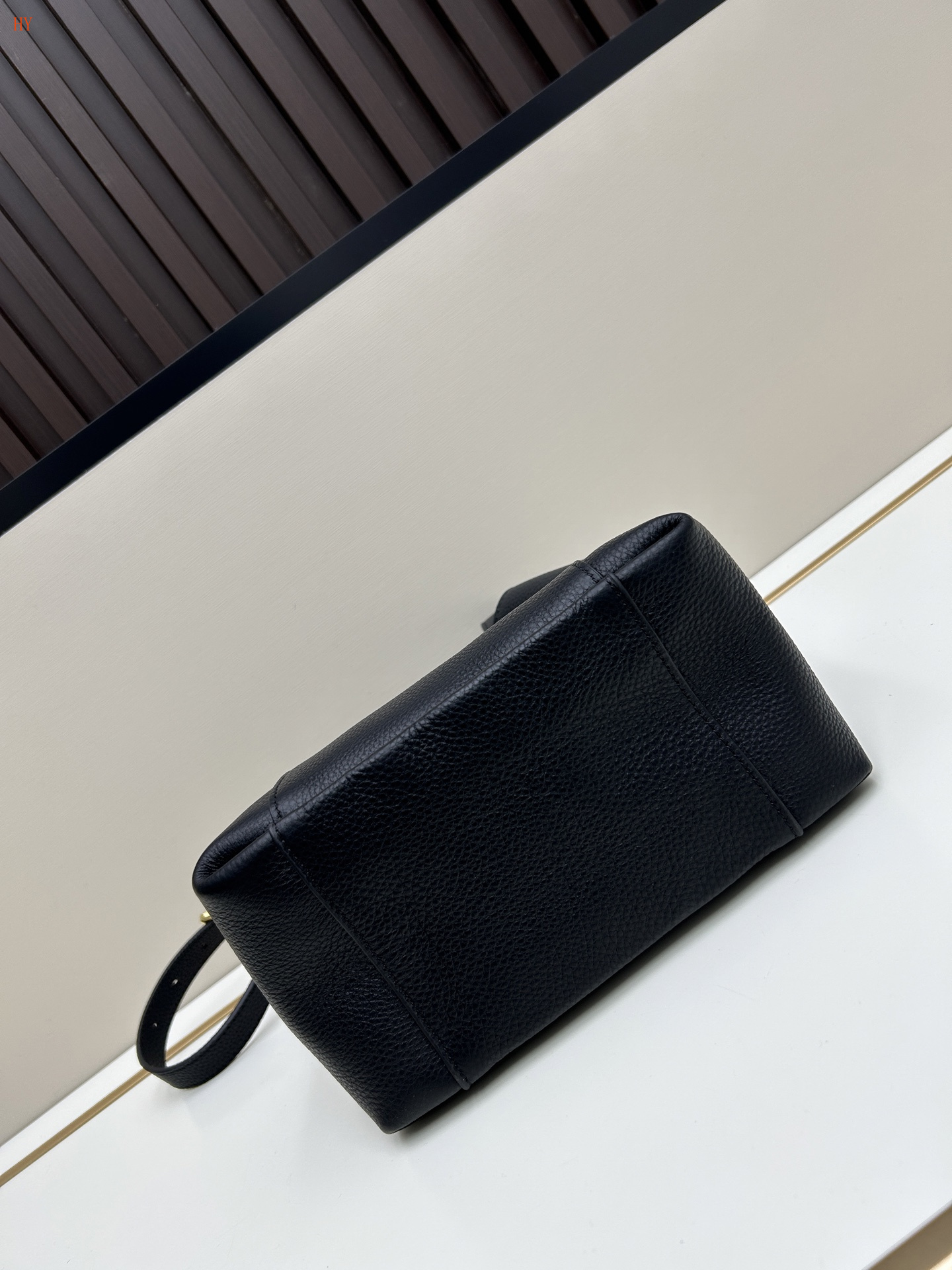 christian dior black leather handbag 21*19*11 cm - Image 4