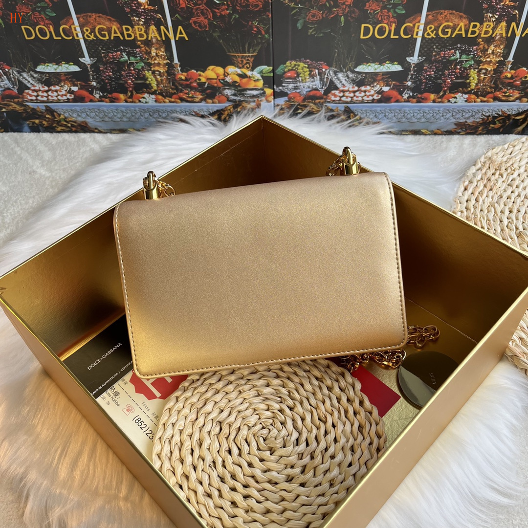dolce & gabbana dg logo gold clutch bag 21*15*4 - Image 4