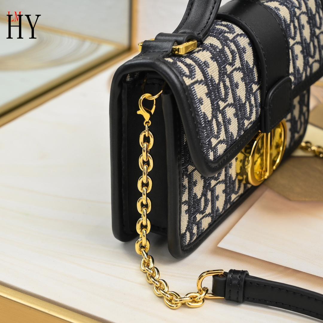 dior 20x10x4 handbag - elegant design - Image 4