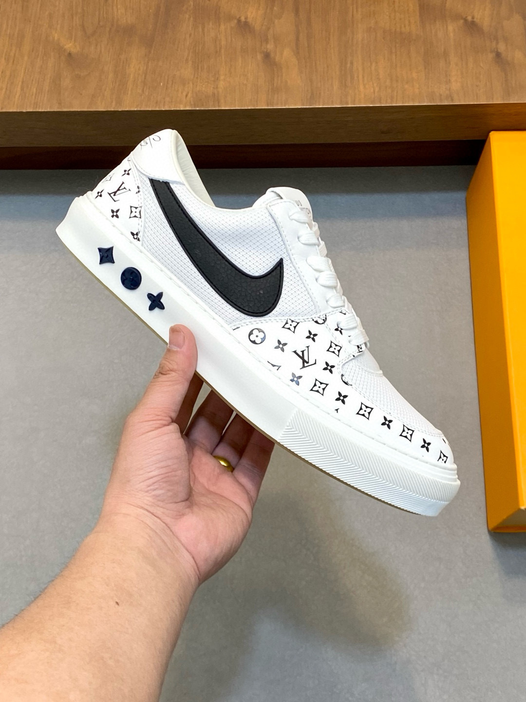 louis vuitton high-end sneakers size 39/44 - Image 4