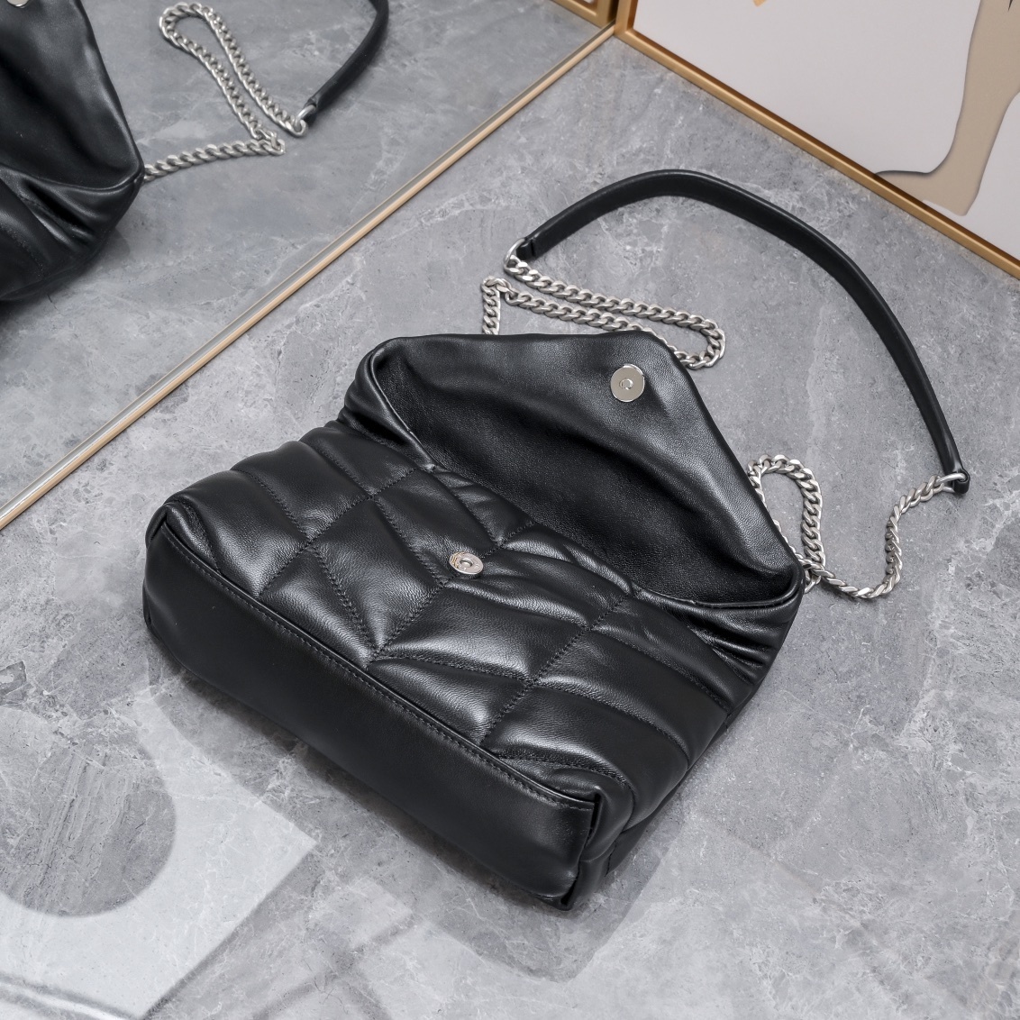 yves saint laurent black quilted shoulder bag 23×15.5×8.5cm - Image 4