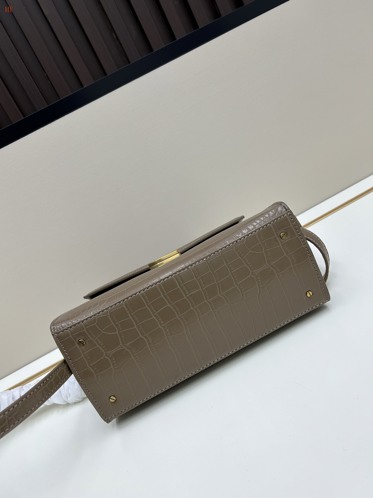 yves saint laurent crocodile-pattern handbag 24x21x11 cm - Image 4
