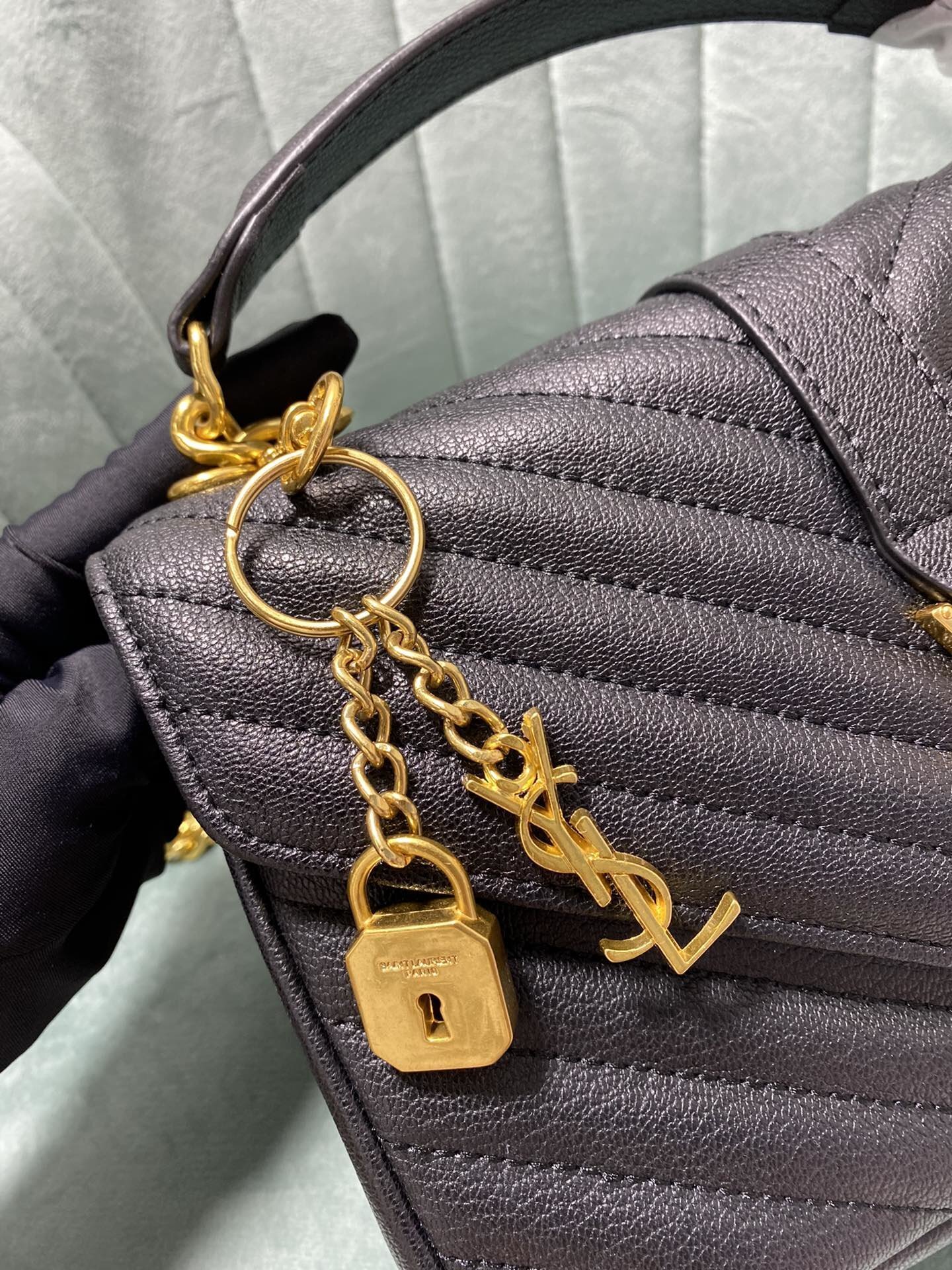 yves saint laurent black quilted handbag 24*18*8.5 - Image 4