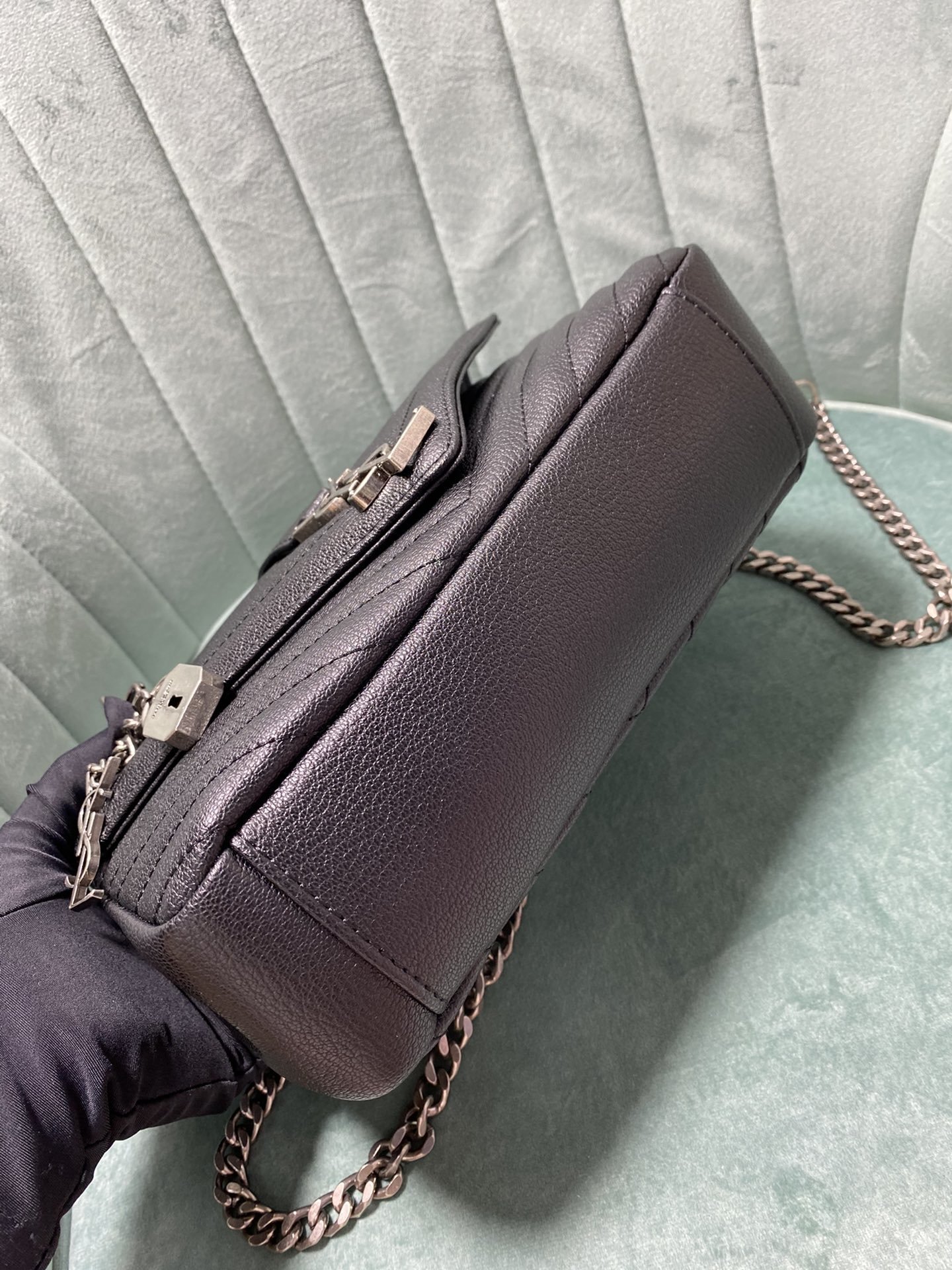 yves saint laurent black quilted handbag 24*18*8.5 - Image 4