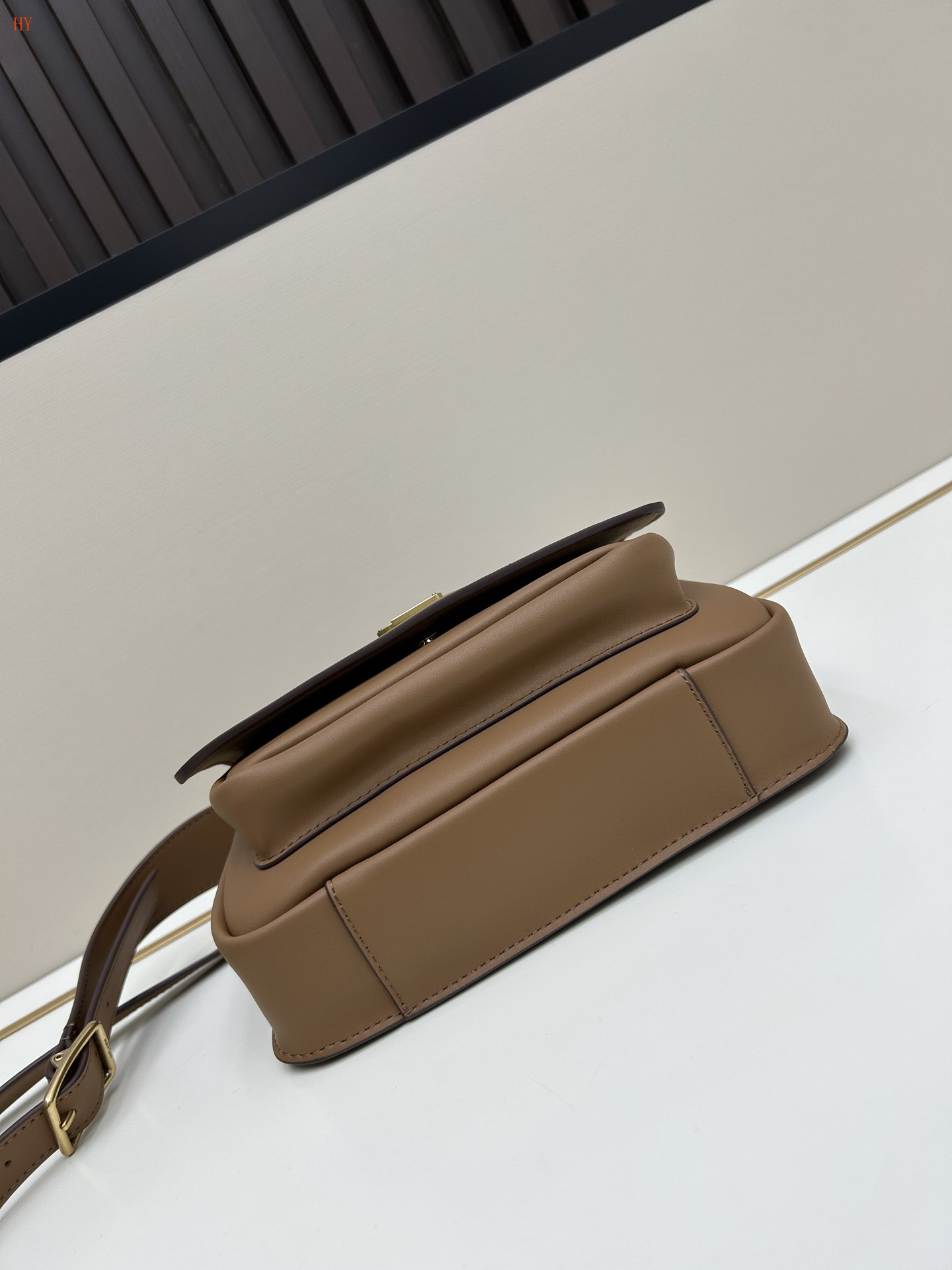 yves saint laurent brown leather crossbody bag 22*17*12 cm - Image 4