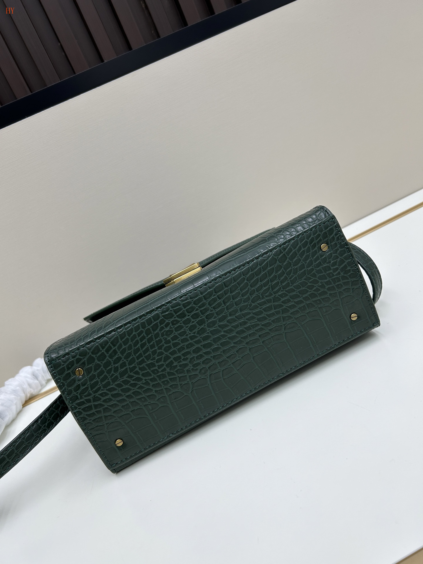 yves saint laurent crocodile-effect green handbag 24x21x11 cm - Image 4