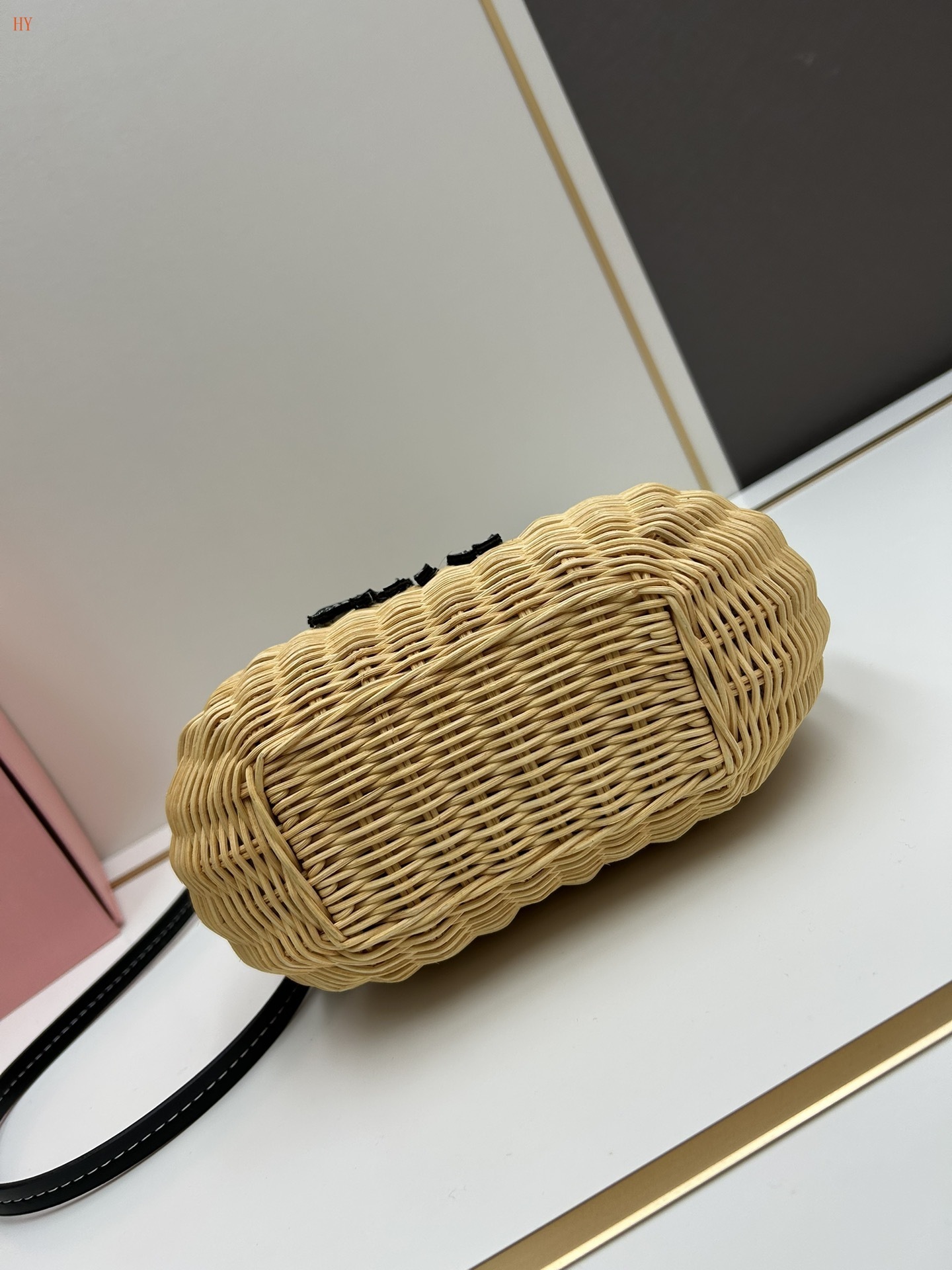 miu miu woven handbag 20x14x6 cm - stylish and chic - Image 4