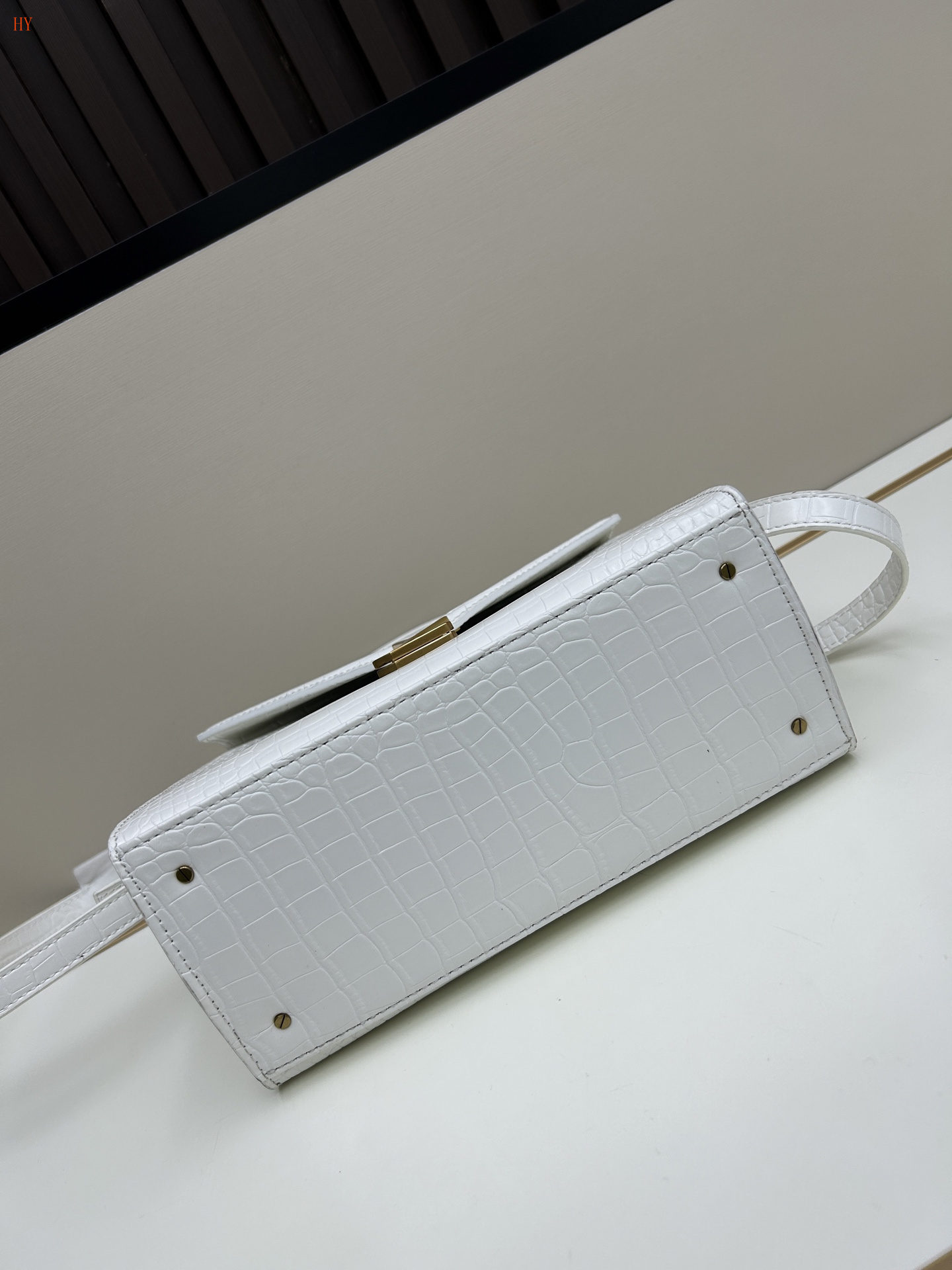 yves saint laurent white croc-embossed handbag 24x21x11 cm - Image 4