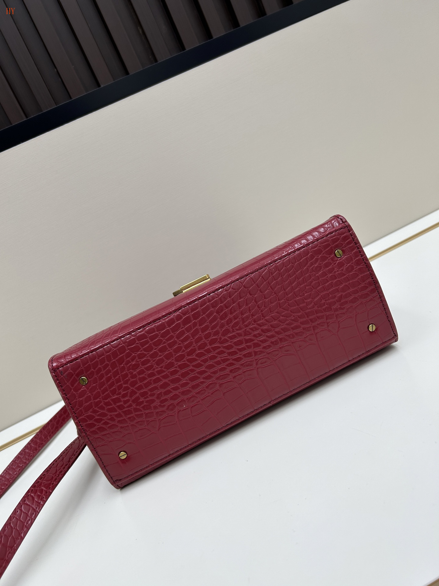 yves saint laurent croc-embossed handbag - 24x21x11 cm - Image 4