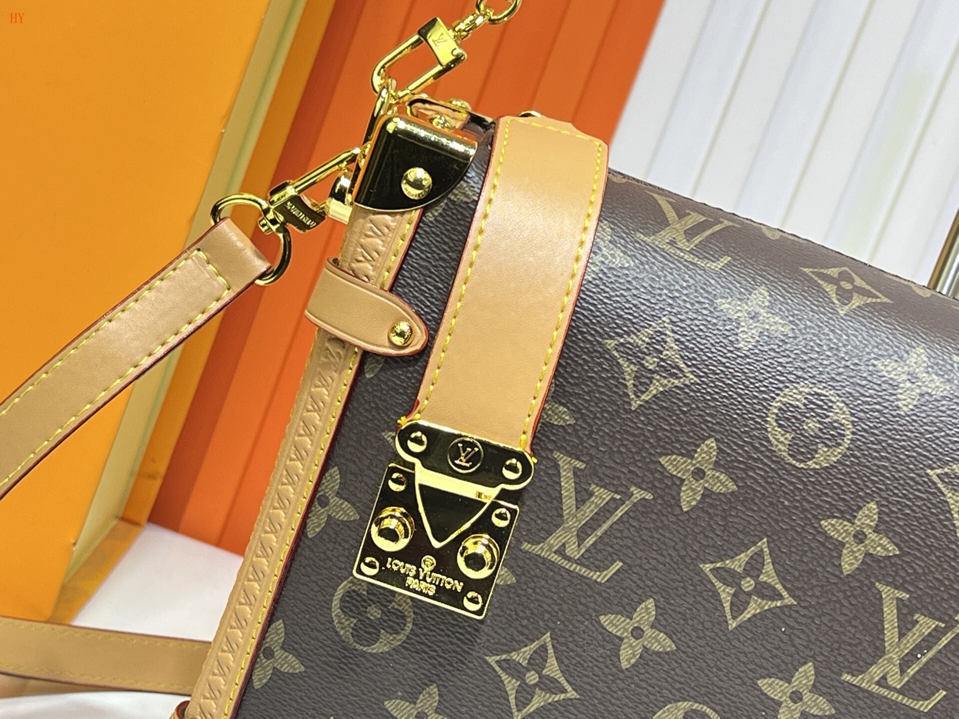 louis vuitton monogram shoulder bag 30*20*10 - Image 5