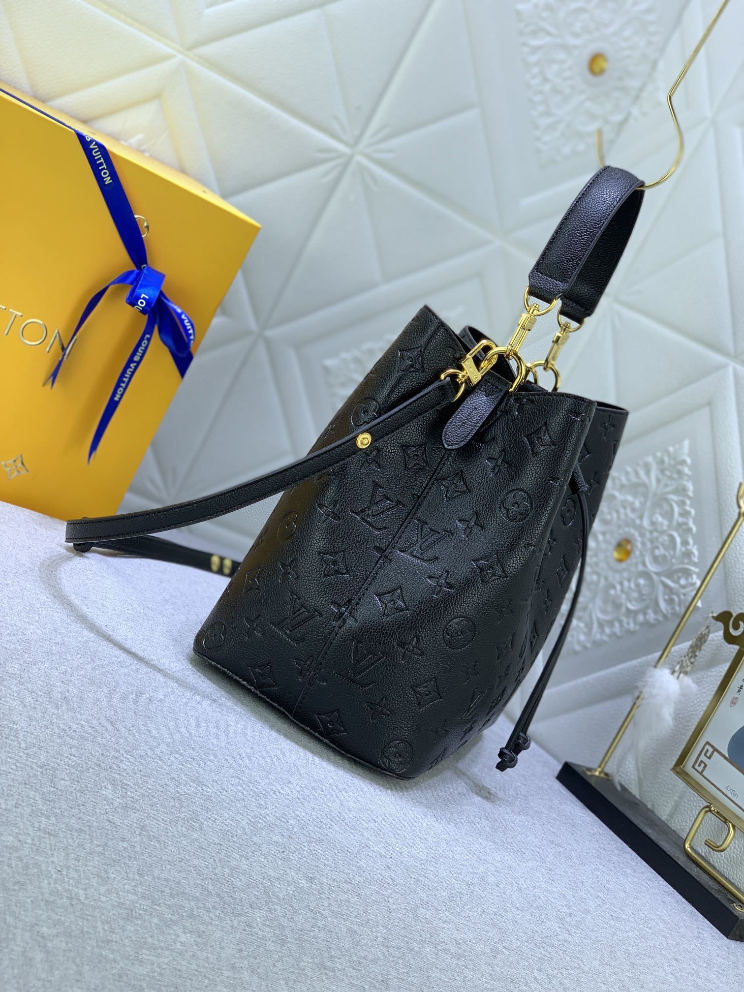 louis vuitton black bucket bag 26x26x17.5 cm - Image 5