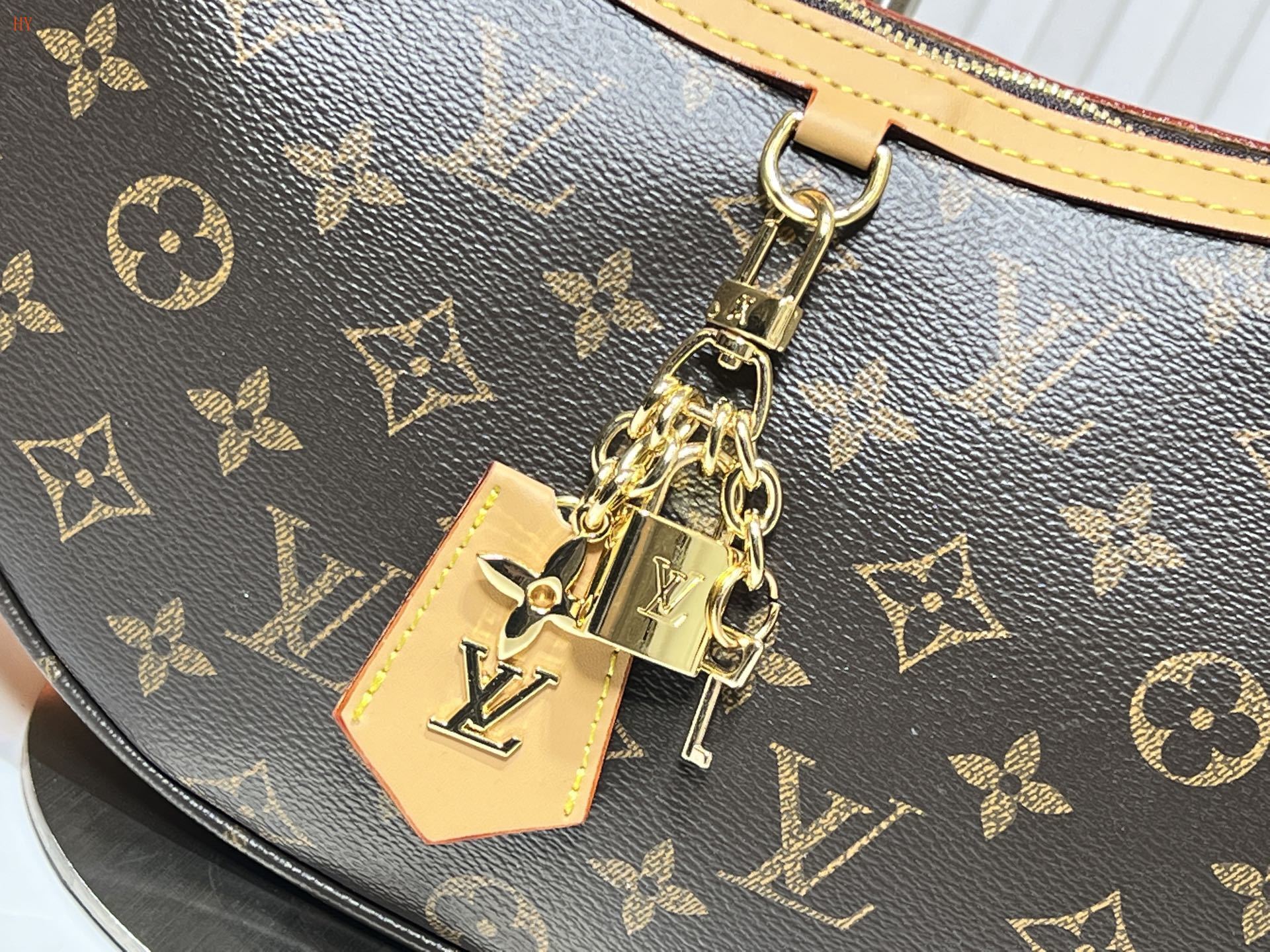 louis vuitton monogram shoulder bag 33*22*9 - Image 5