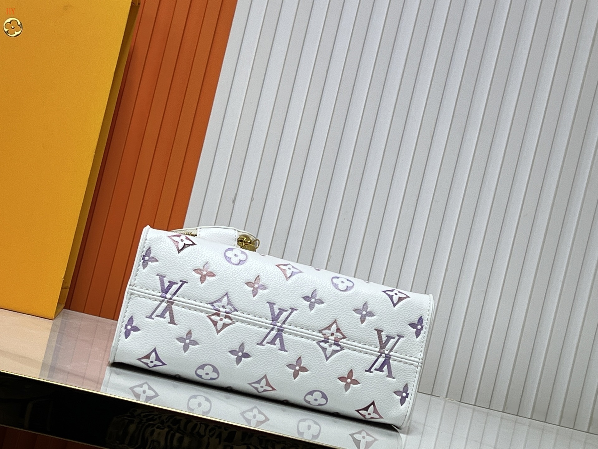 louis vuitton white monogram canvas handbag 25*19*11.5 - Image 5