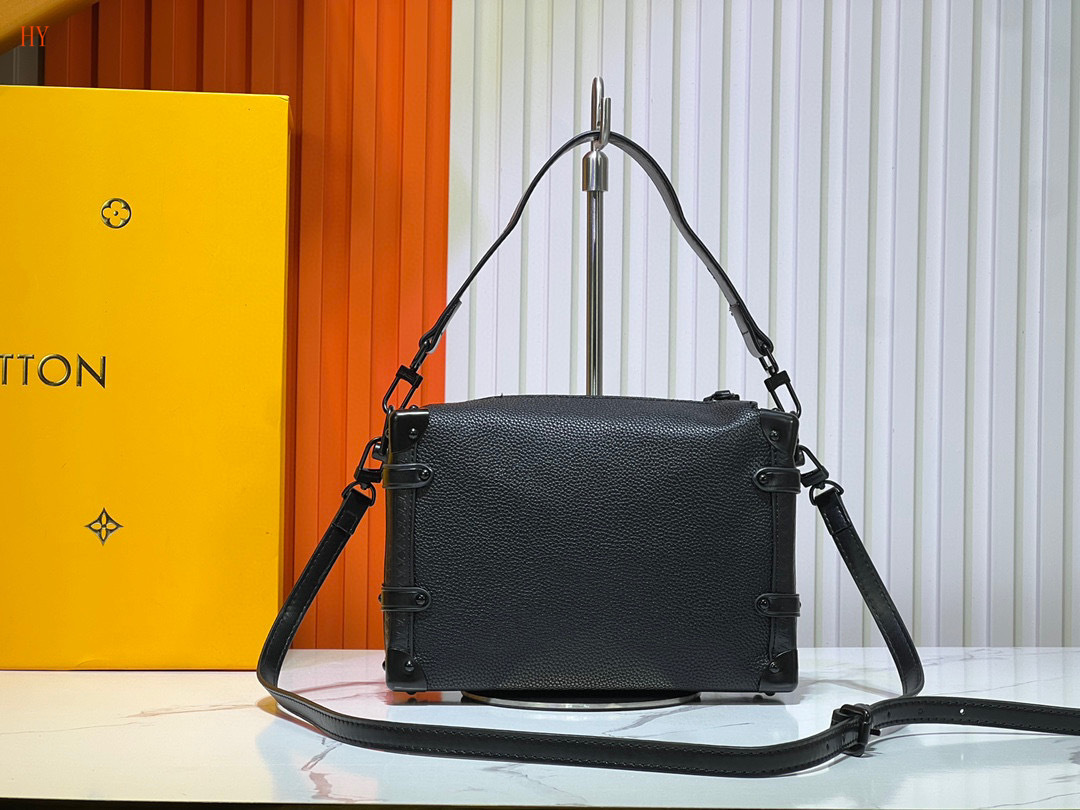 louis vuitton black messenger bag 21*14*6 - Image 5