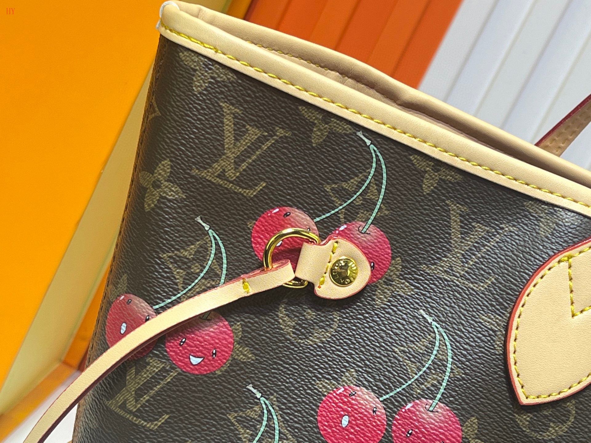 louis vuitton cherry print tote bag 31x28x14 cm - Image 5