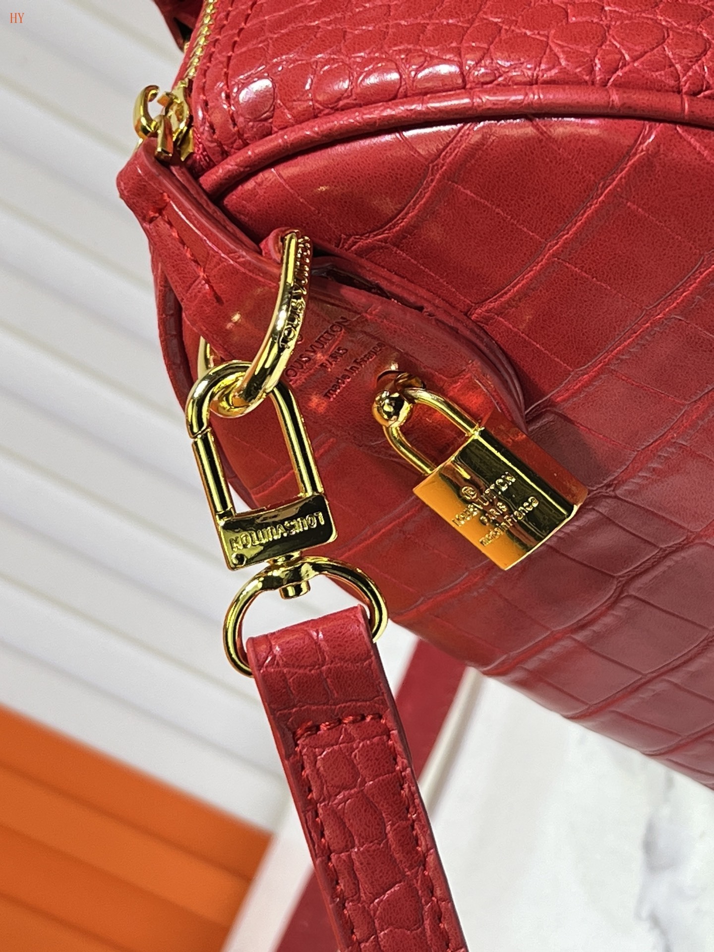 louis vuitton red crocodile-embossed handbag 25x15x15 - Image 5