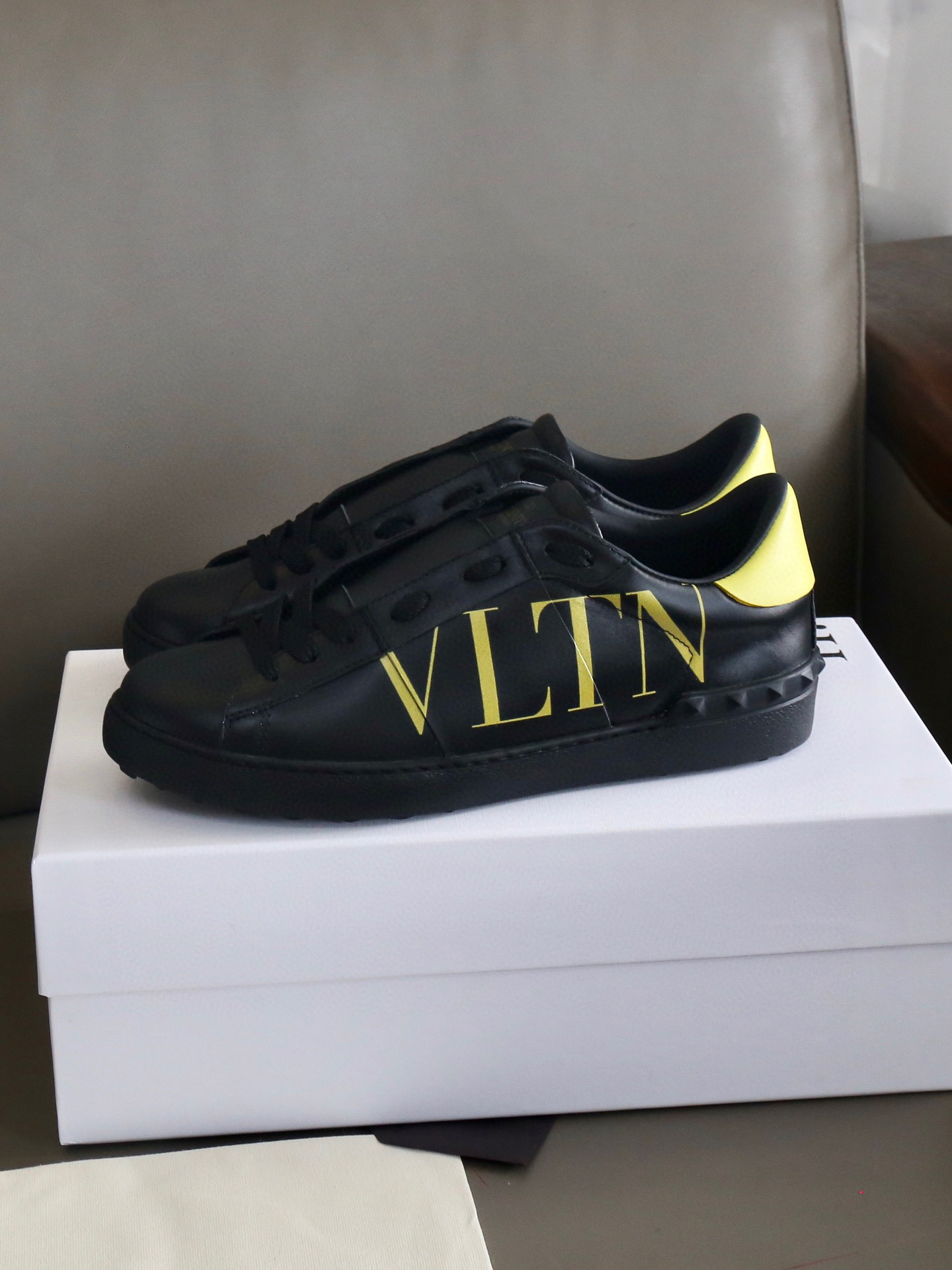 valentino vltn black sneakers - unisex sizes 35-44
