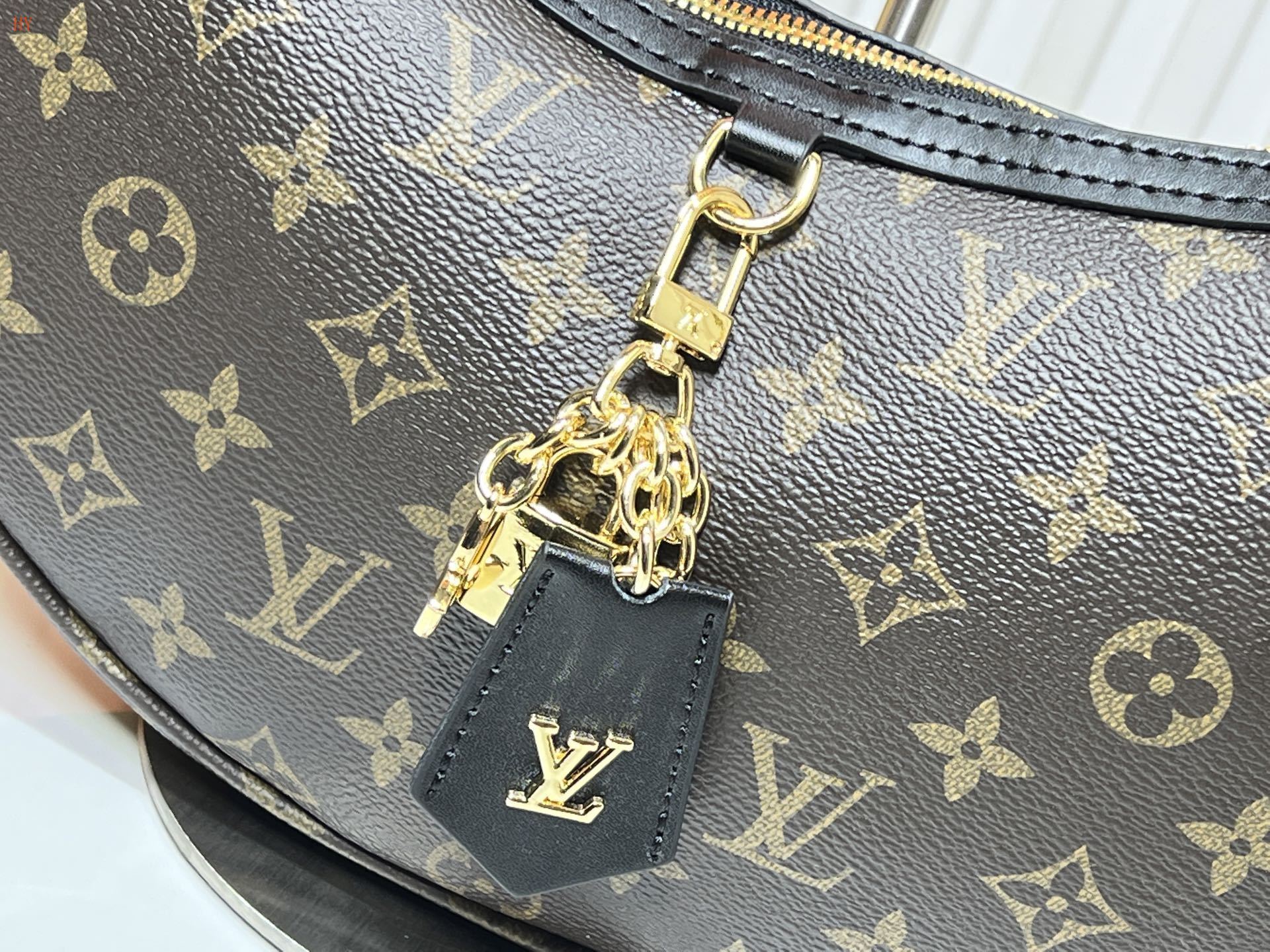 louis vuitton monogram shoulder bag 33x22x9 cm - Image 5